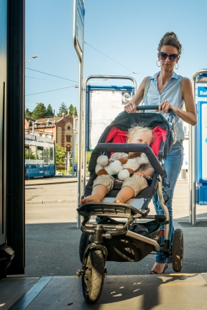 Frau mit Kinderwagen im Tram