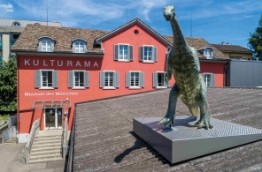 Eine Dinosaurierskulptur im Aussenbereich des Kulturamas in Zürich. 