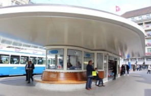 Aussenaufnahme des ZVV-Contact-Kundencenters auf dem Winterthurer Bahnhofplatz.
