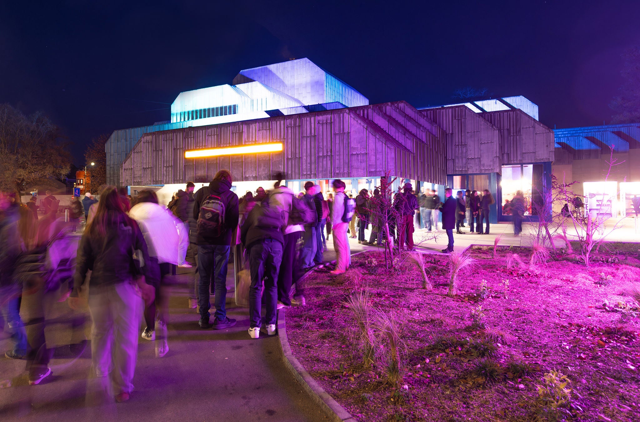 Publikum draussen vor dem Theater Winterthur