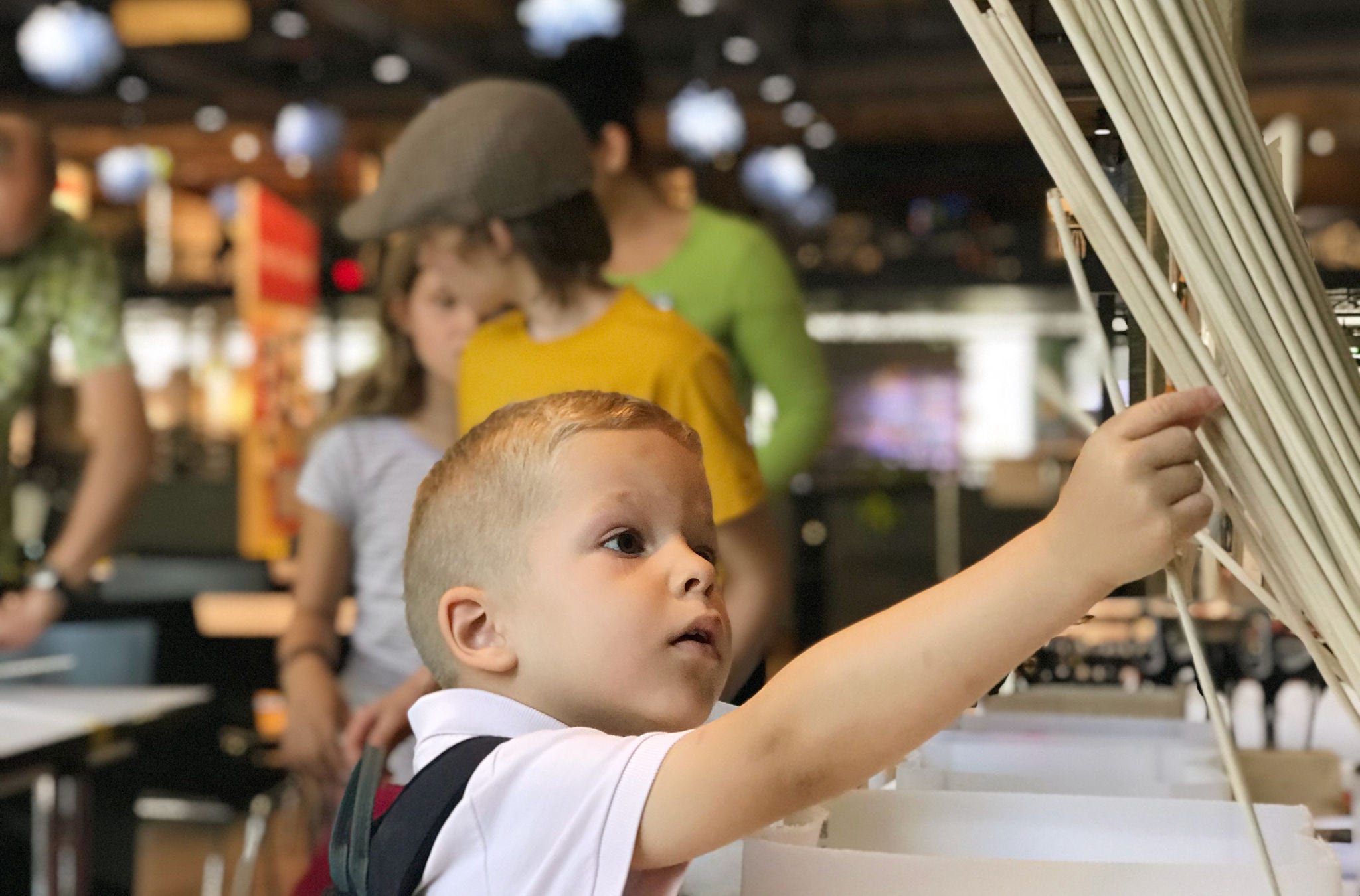 Kleiner Junge in der Umwelt Arena Schweiz in Spreitenbach