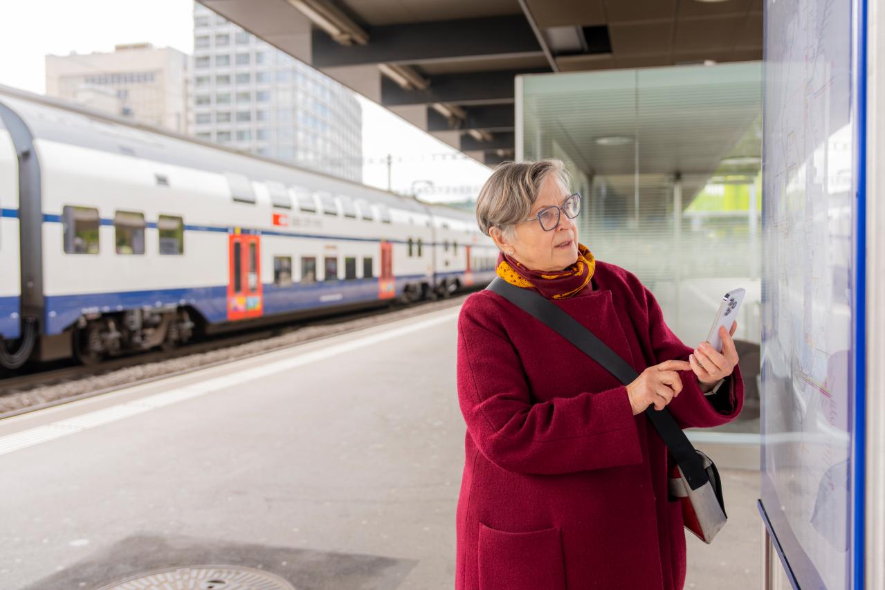 Ein Senior bedient den Ticketautomaten.