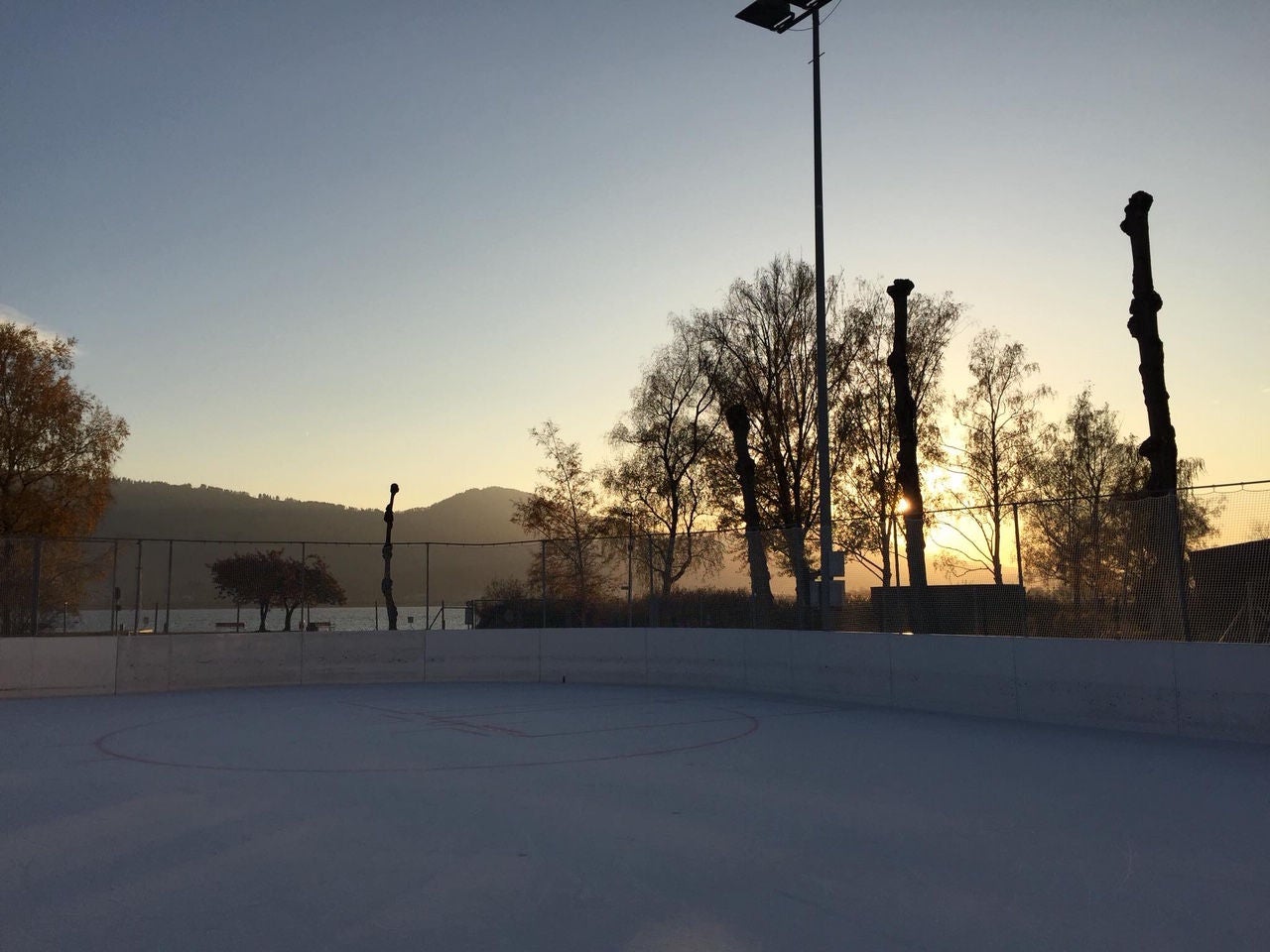 Abendstimmung über der Eisbahn beim Lido in Rapperswil
