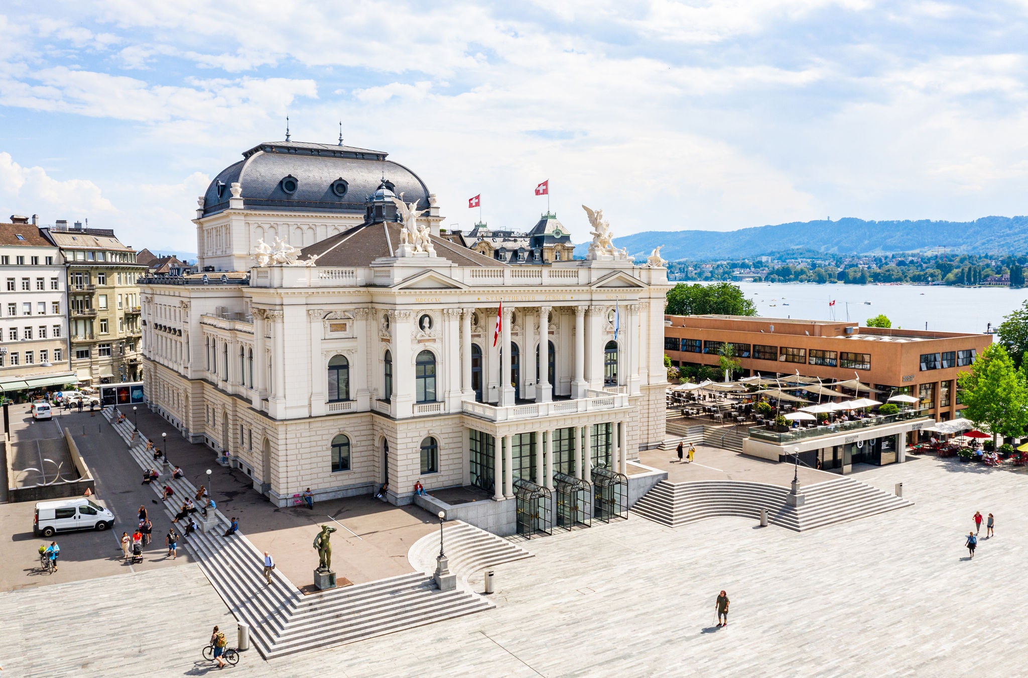 Opernhaus Zürich im Sommer von aussen