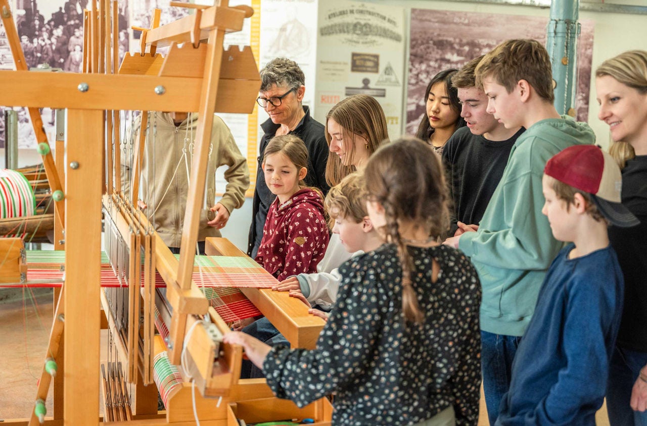 Kinder beim Besuch der Weberei im Museum Neuthal
