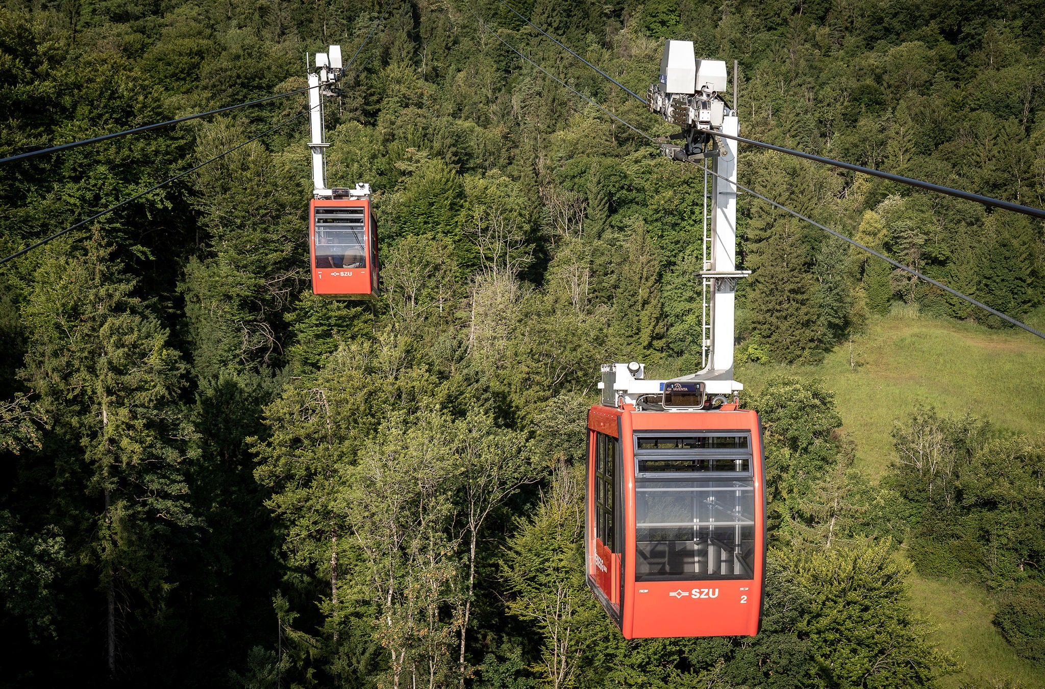 Zwei Gondeln der SZU Felseneggbahn fahren aufeinander zu. 