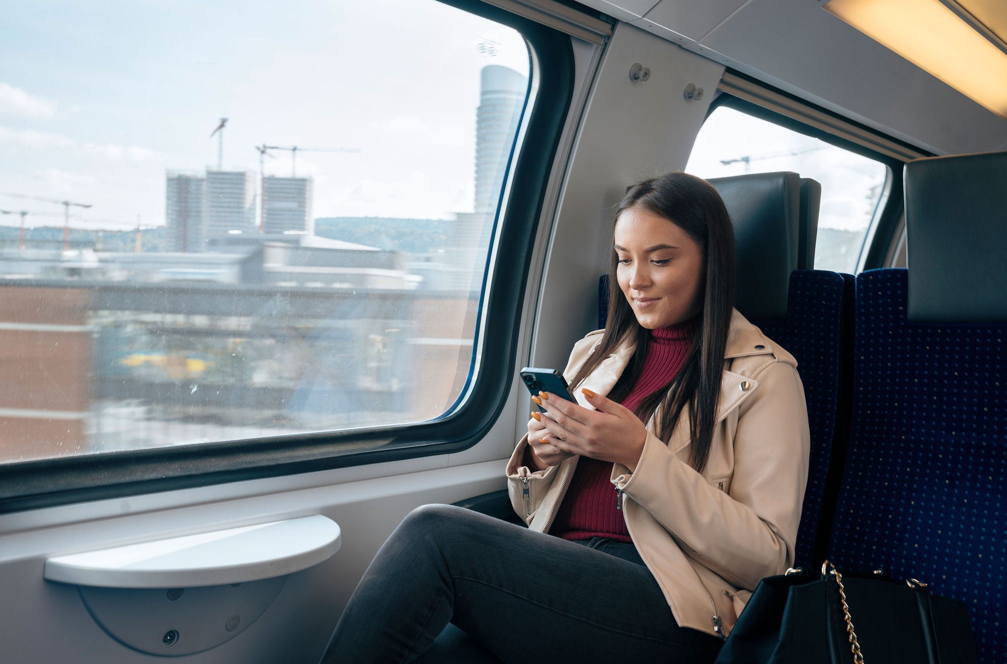 Frau im Zug liest ZVV-Newsletter