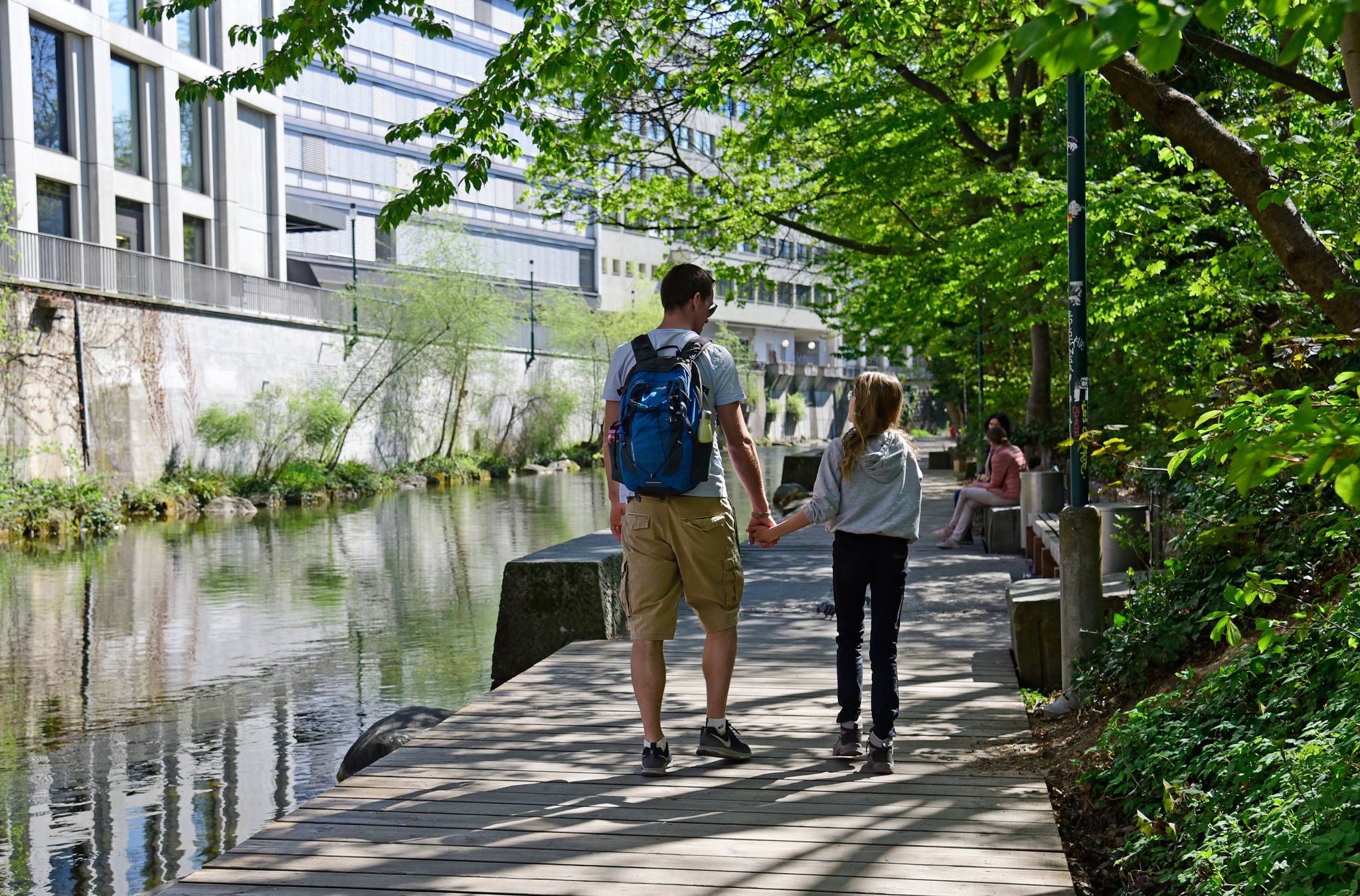 Vater und Tochter unterwegs auf der Ringo-Reise durch Zürich.