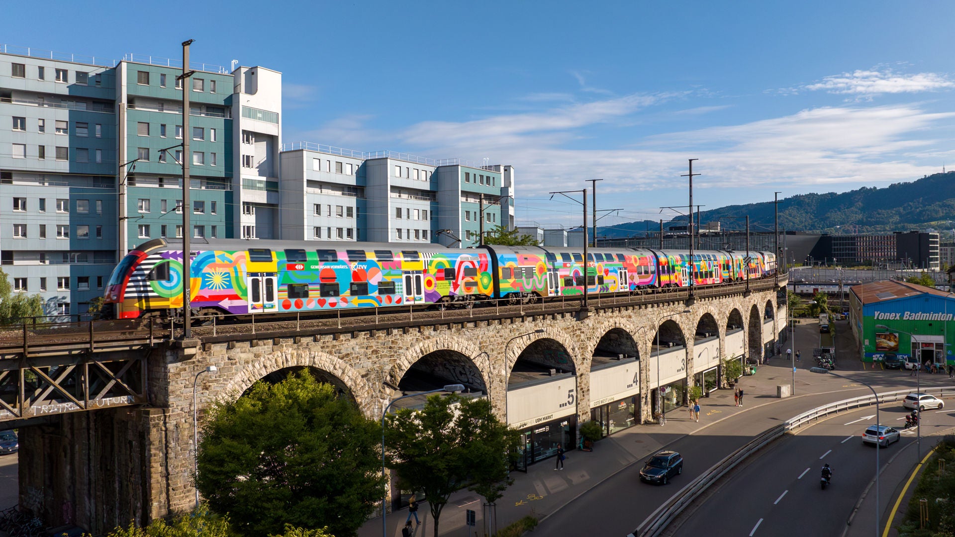 S-Bahn auf Viadukt in Zürich.