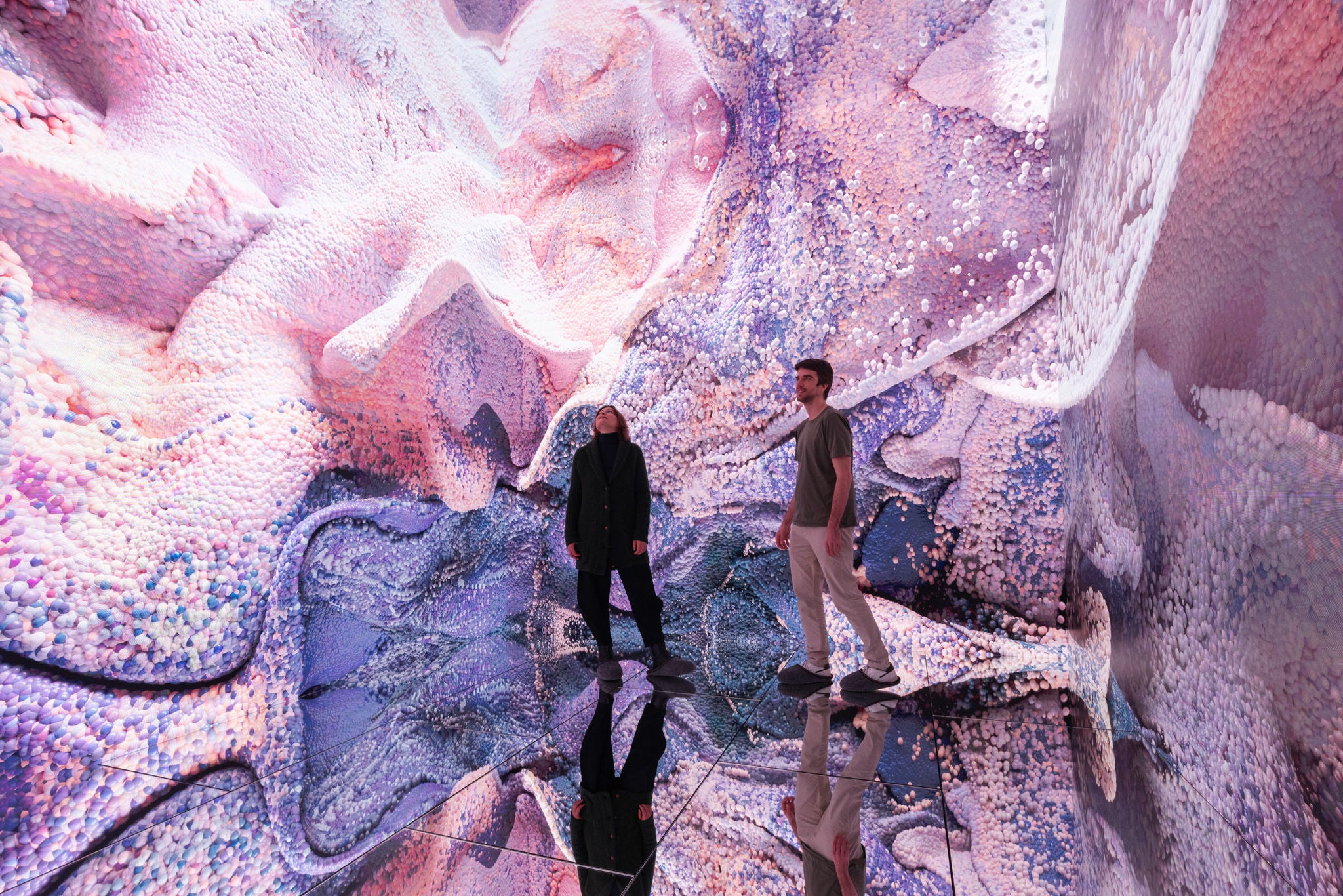 Personen in der Anadol Glacier Dreams Ausstellung im Kunsthaus Zürich