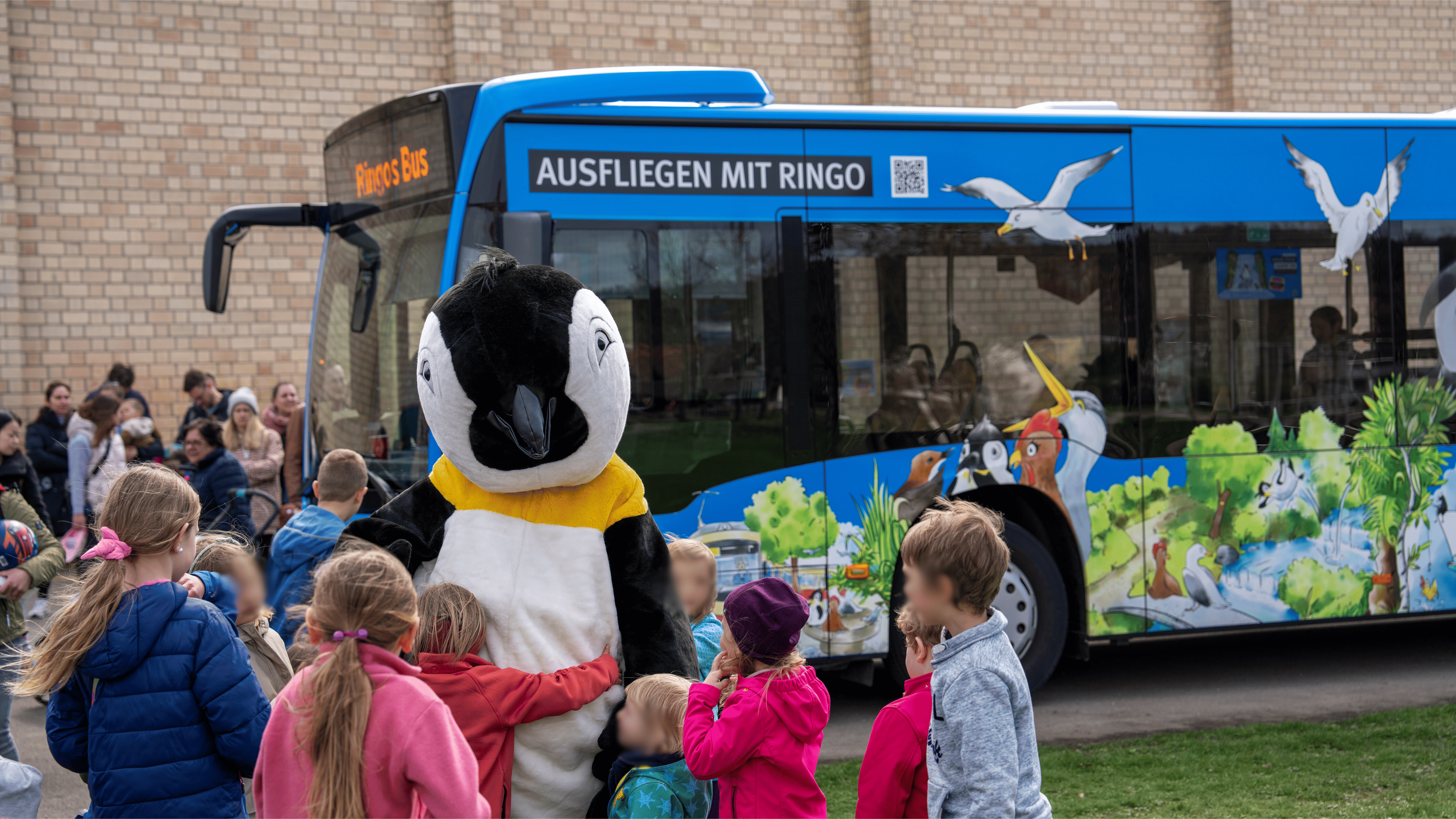 "Zwei Arbeiter in orangefarbener Sicherheitskleidung und Gurten führen Wartungsarbeiten an einem Zugdach in einer modernen Serviceanlage durch. Einer sitzt und arbeitet an einer elektrischen Komponente, während der andere über die geöffnete Klappe ins Innere blickt. Beide sind mit Sicherheitsleinen gesichert. Der Zug trägt das Logo der Schweizerischen Bundesbahnen (SBB).