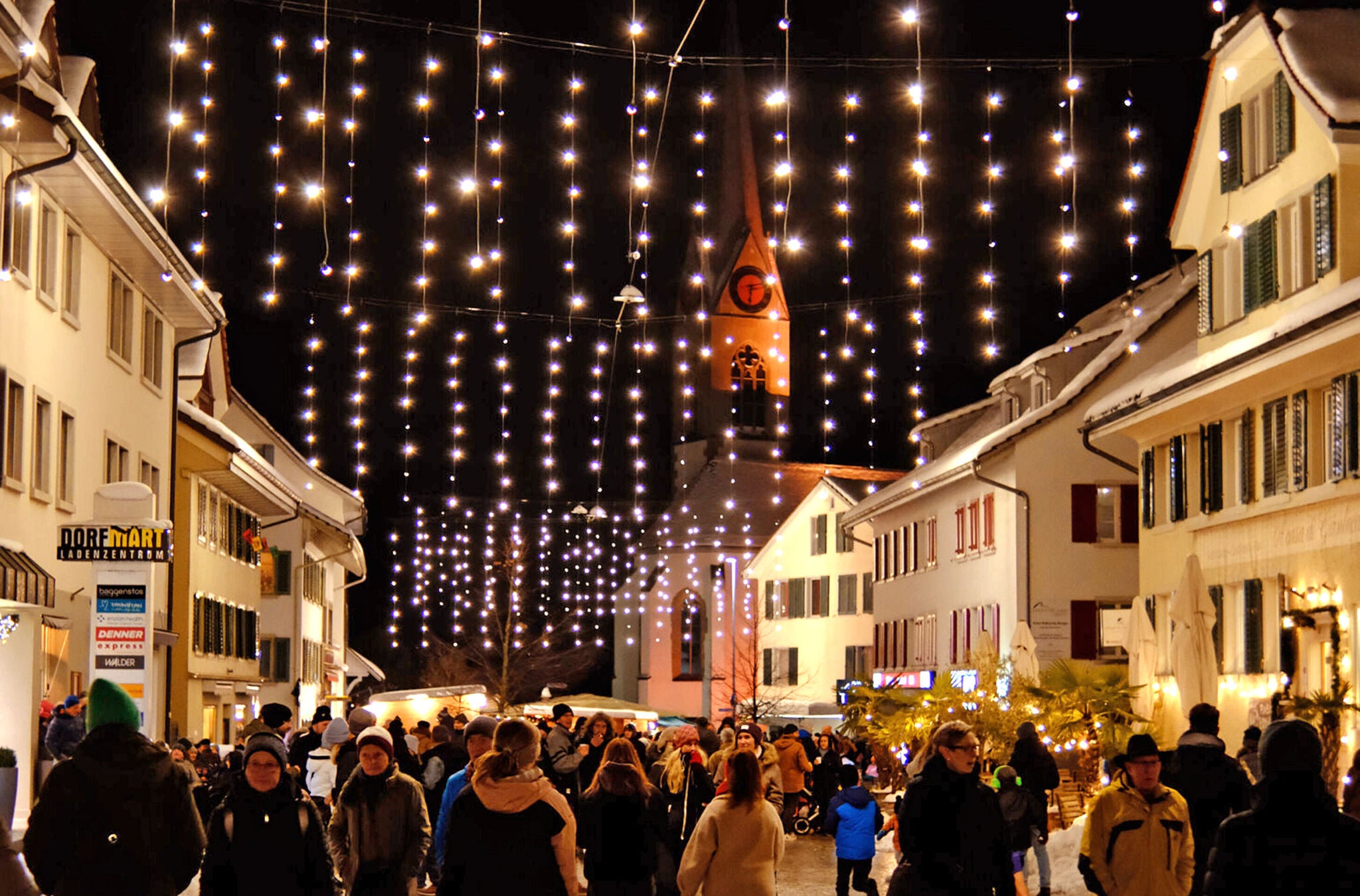 Strasse vom Adventsdörfli Weihnachtsmarkt Pfäffikon ZH