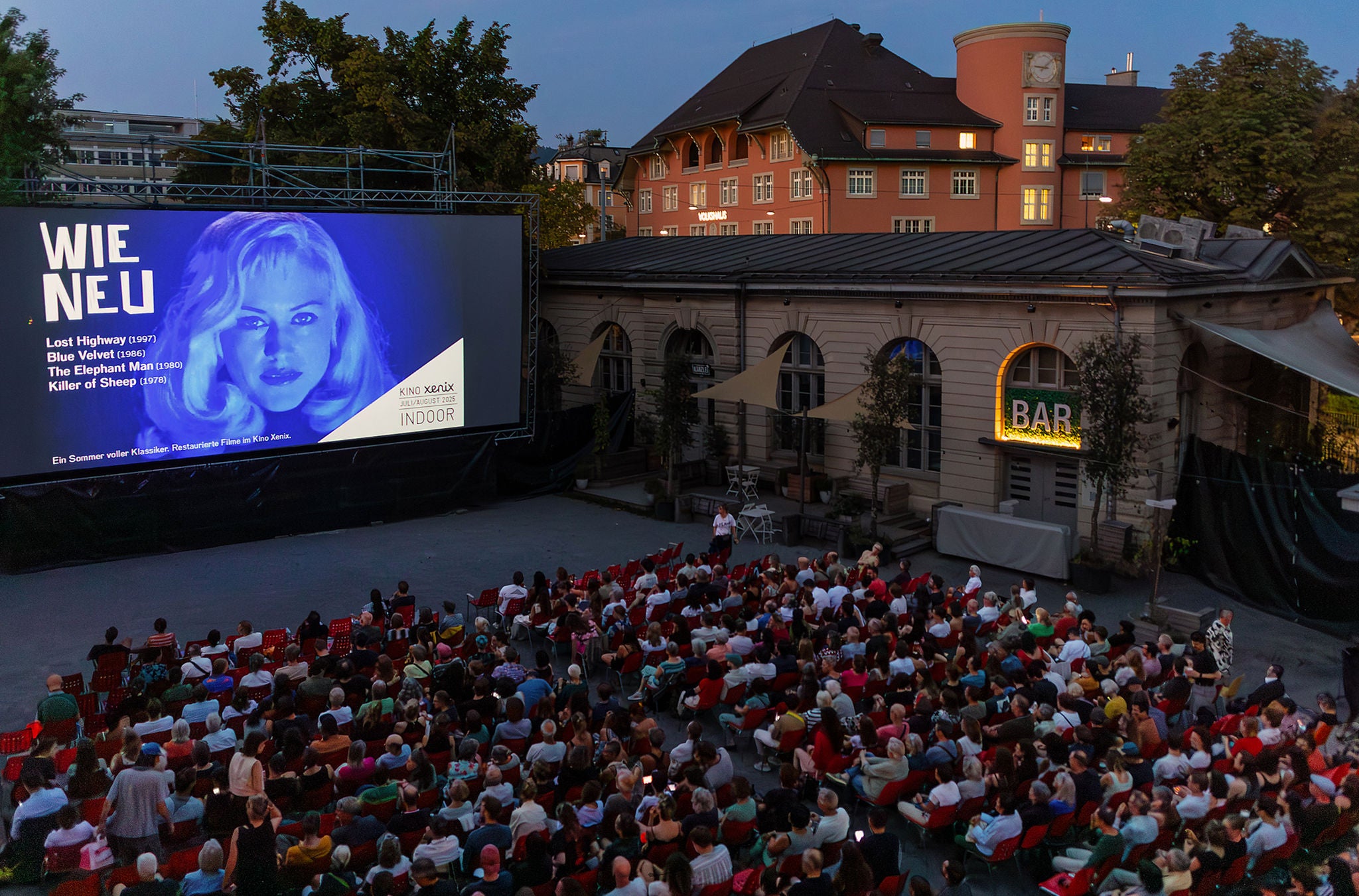Das Openair-Kino Xenix bei Nacht mit vielen Besucherinnen und Besuchern. 