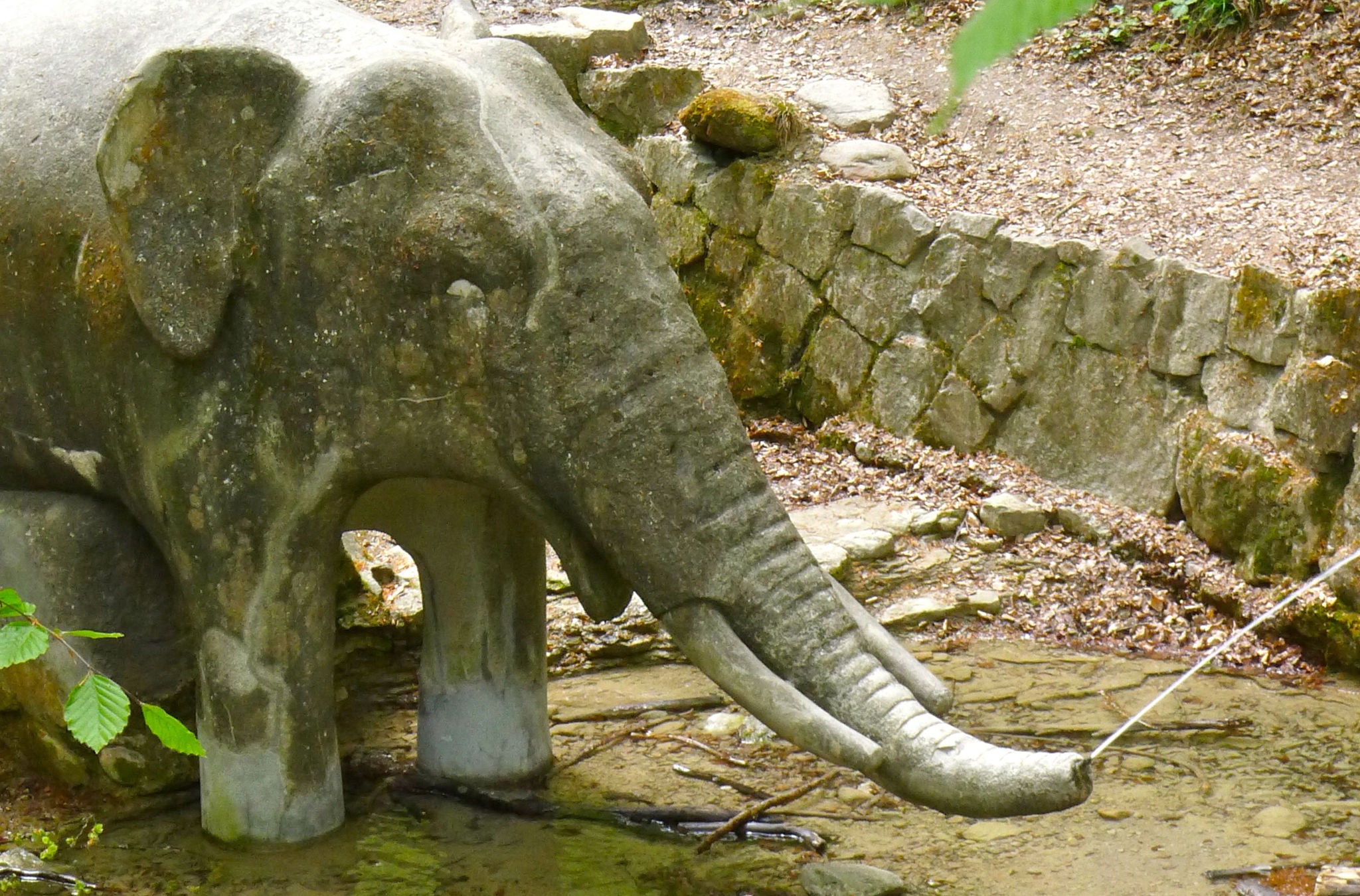 Der steinerne Elefant im Bachbett.