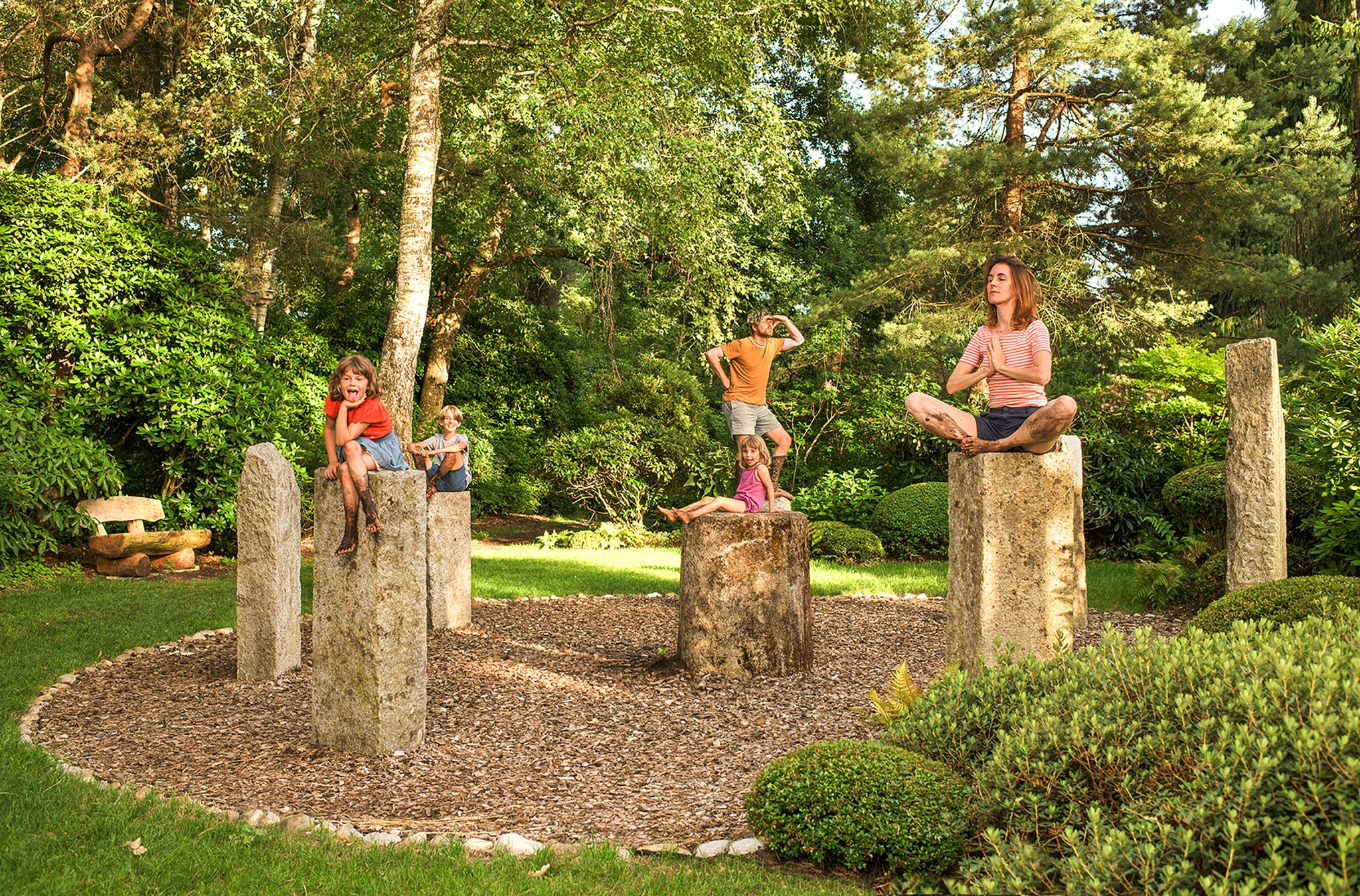 Spielende Kinder auf Steinsäulen im Park Seleger Moor in Rifferswil. 