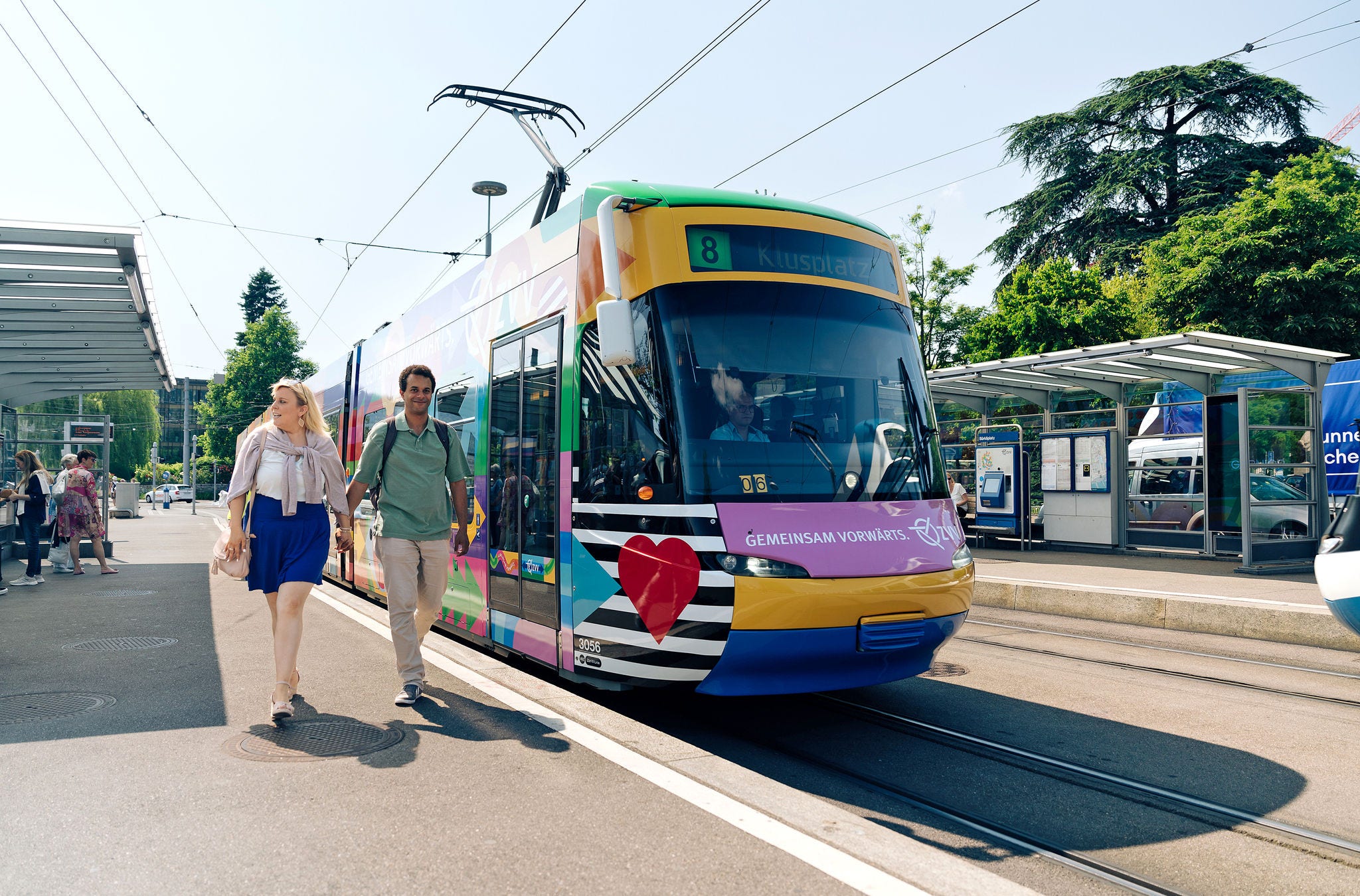 Haltestelle Bürkliplatz - VBZ-Tram Ein Paar läuft auf der Haltestelle mit VBZ Tram im Hintergrund.