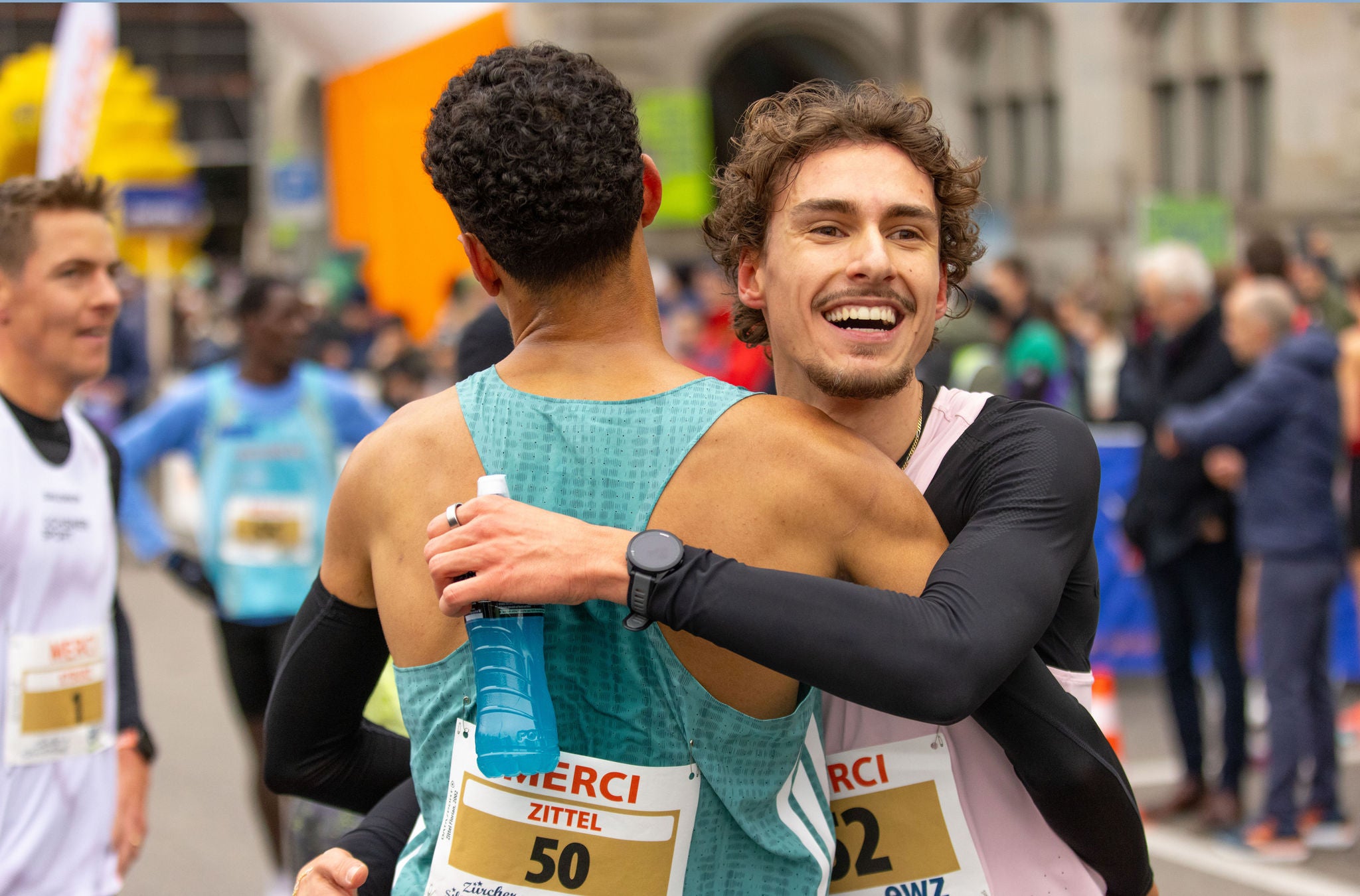 Zwei Läufer umarmen sich am Zürcher Silvesterlauf 