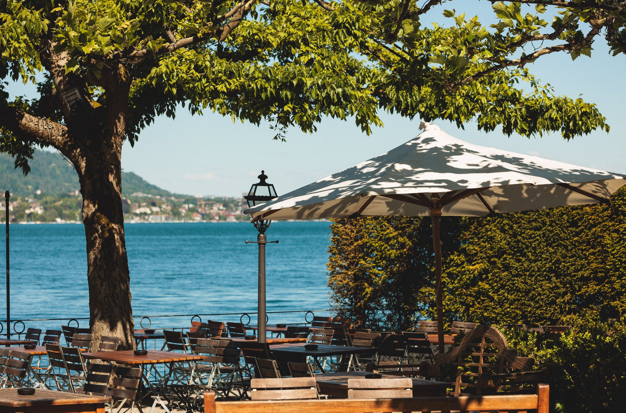 Aussenterrasse des Schiff auf dem Zürichsee mit Blick vom Boutique Hotel Sonne Küsnacht