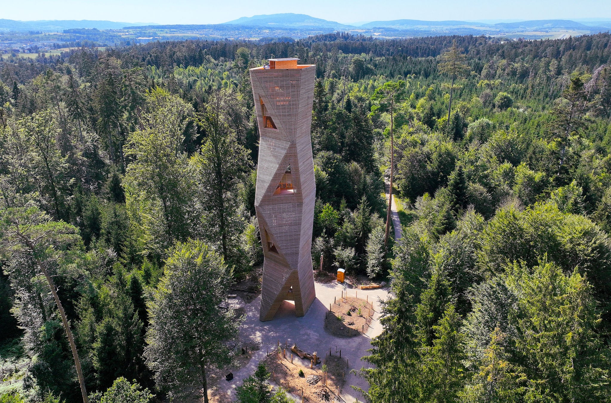 Aufnahme aus der Vogelperspektive vom Hardwaldturm. 