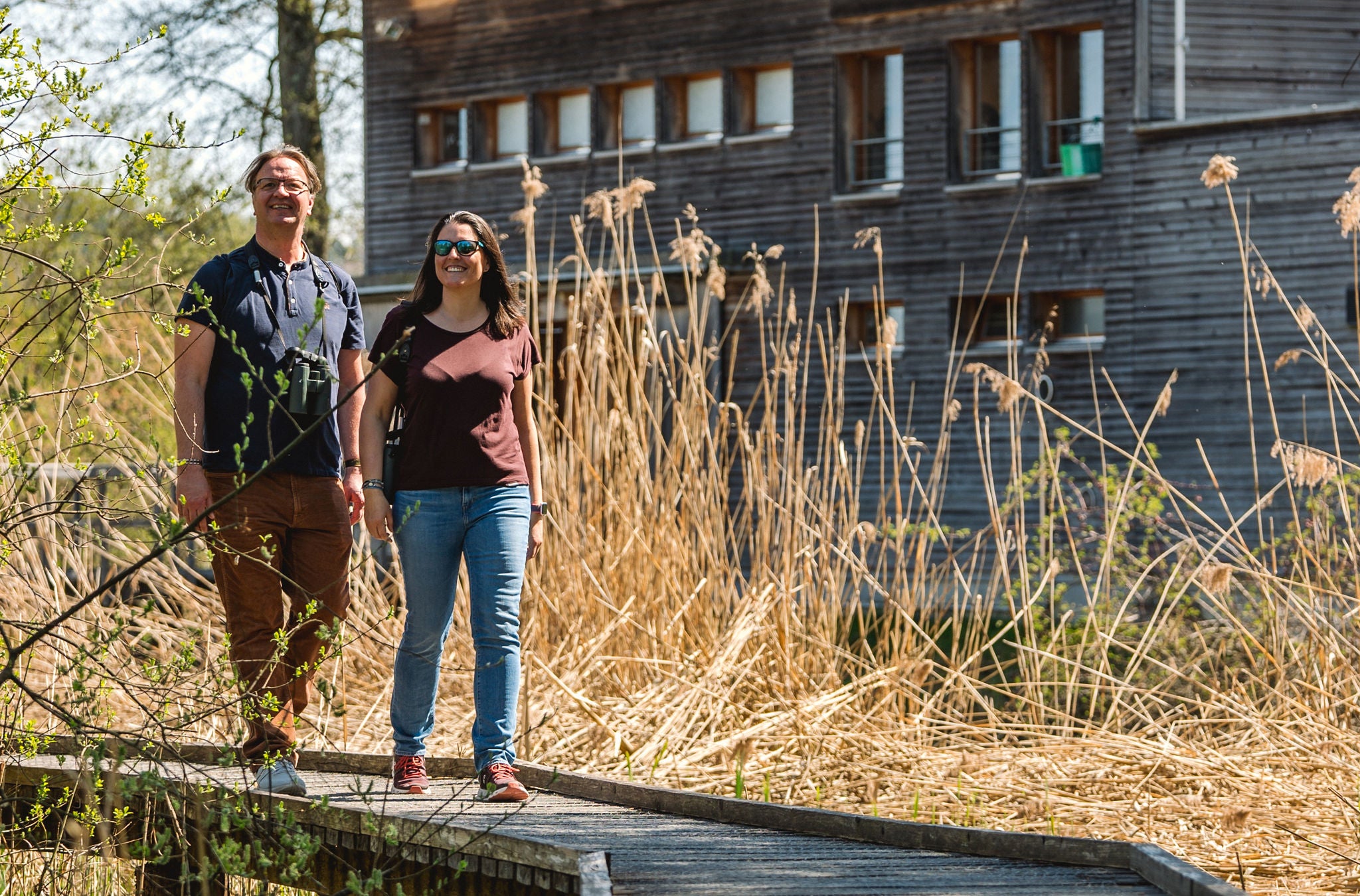 Ein Paar macht einen Ausflug ins BirdLife Neeracherried