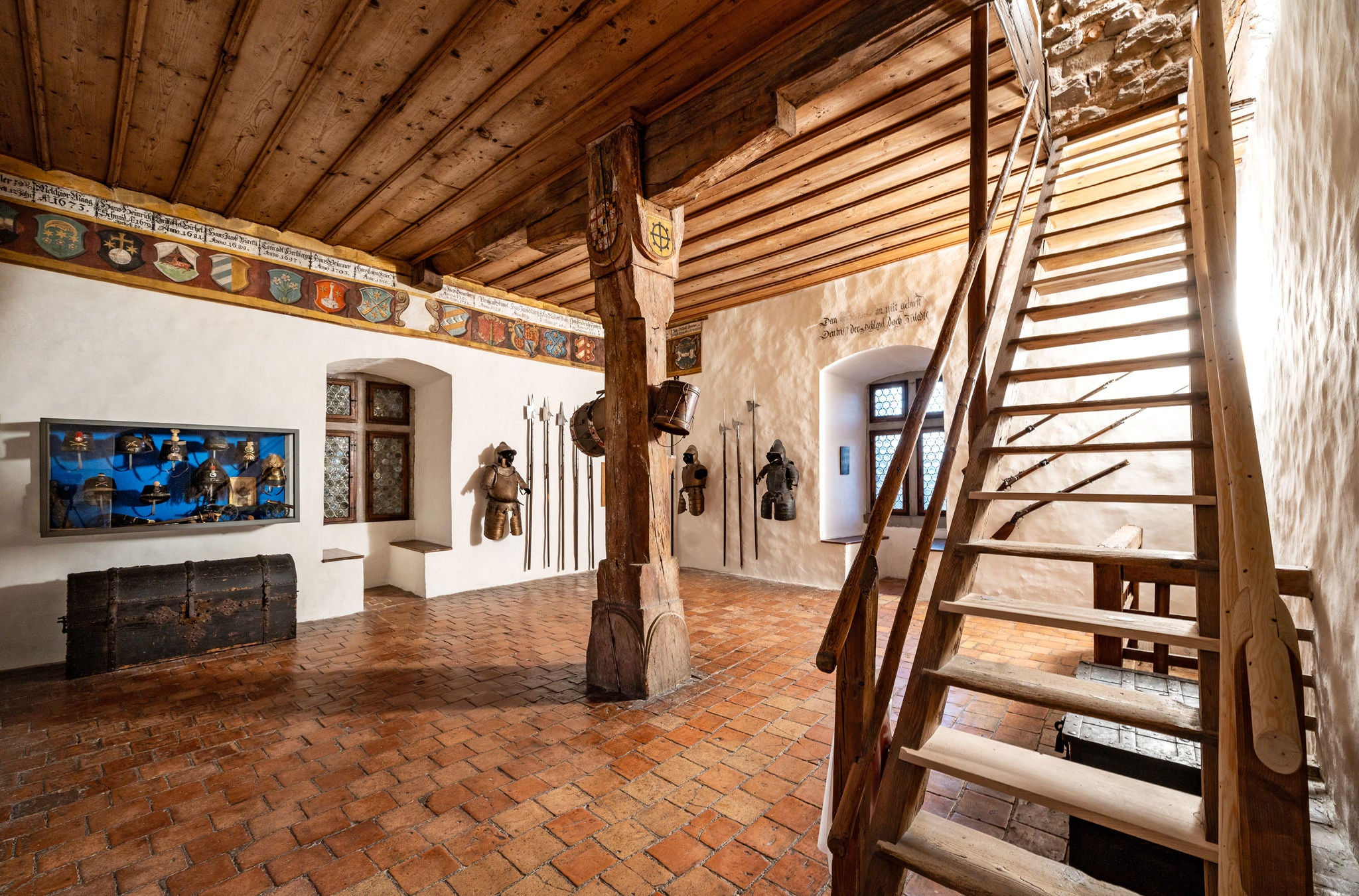 Die Waffenkammer mit Ausstellungsstücken vom Schloss Hegi.