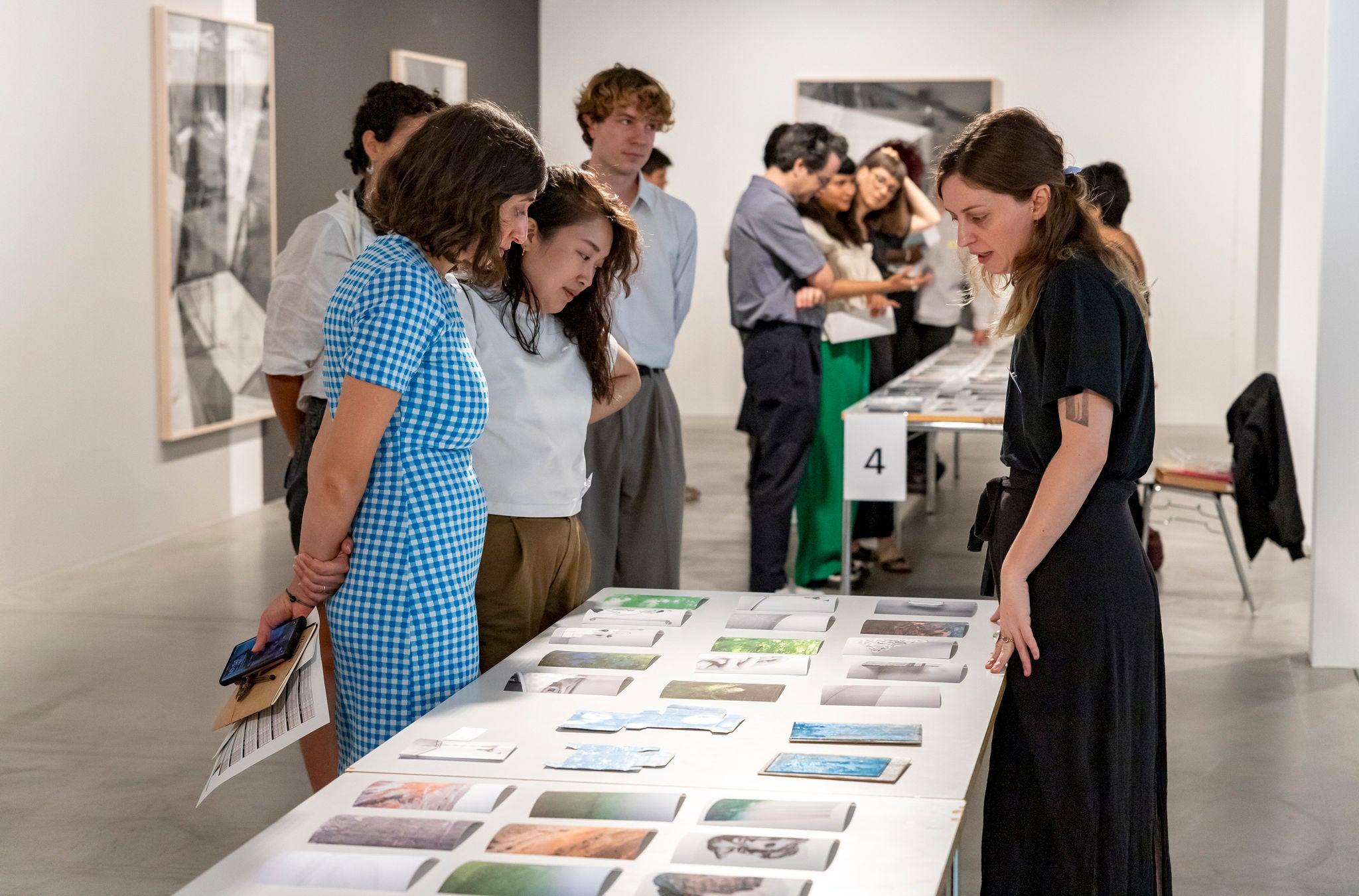 Bildtisch der Ausstellung Plat(t)form im Fotomuseum Winterthur