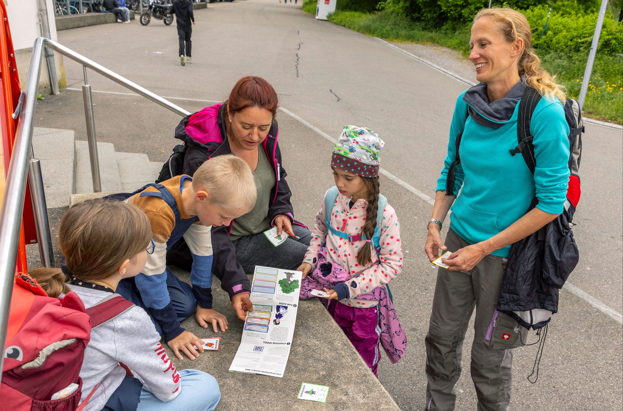 Eine Gruppe schaut sich die Karte vom Anneli-Weg an. 