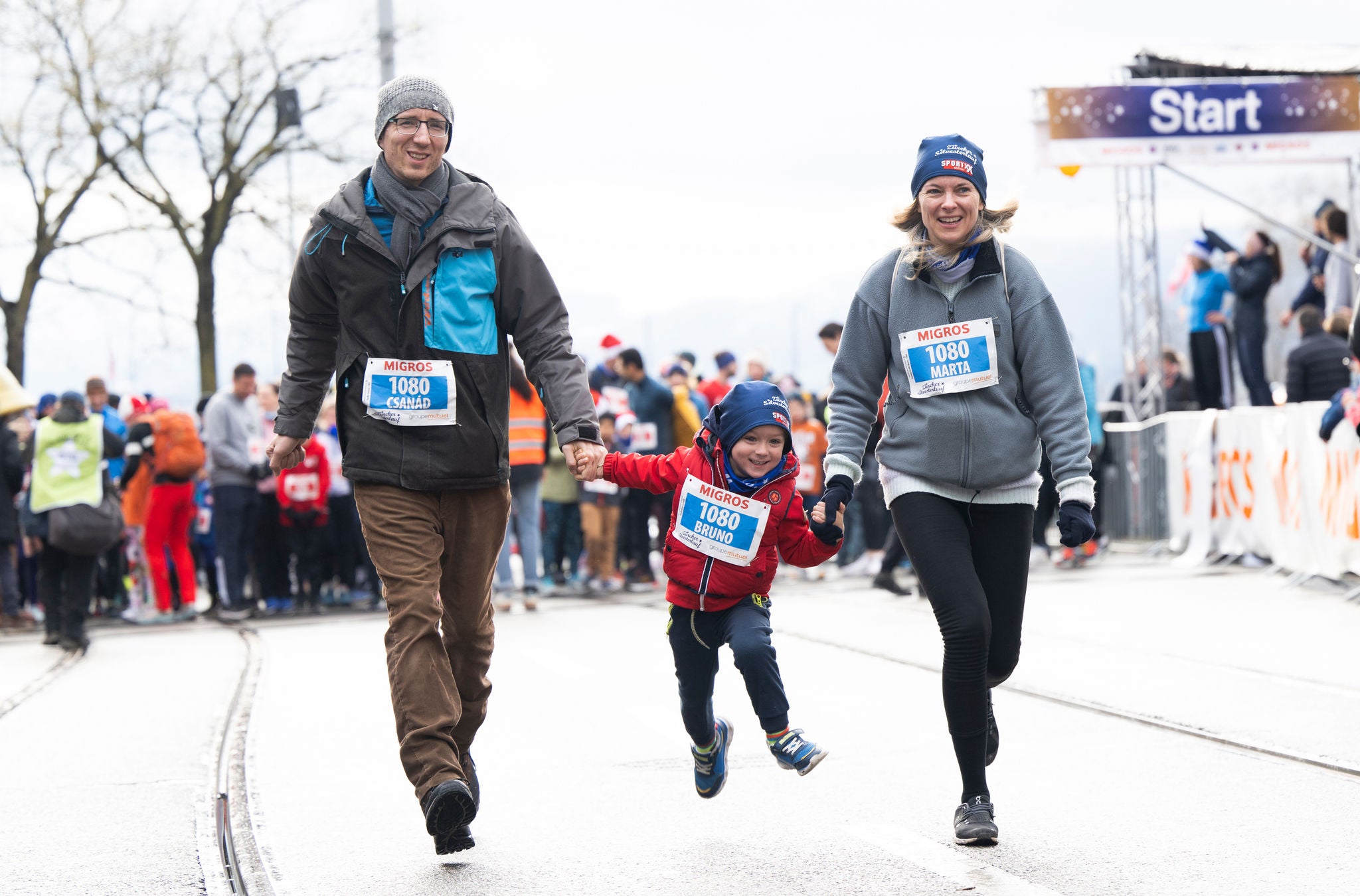 Familie am Laufen am Zürcher Silvesterlauf