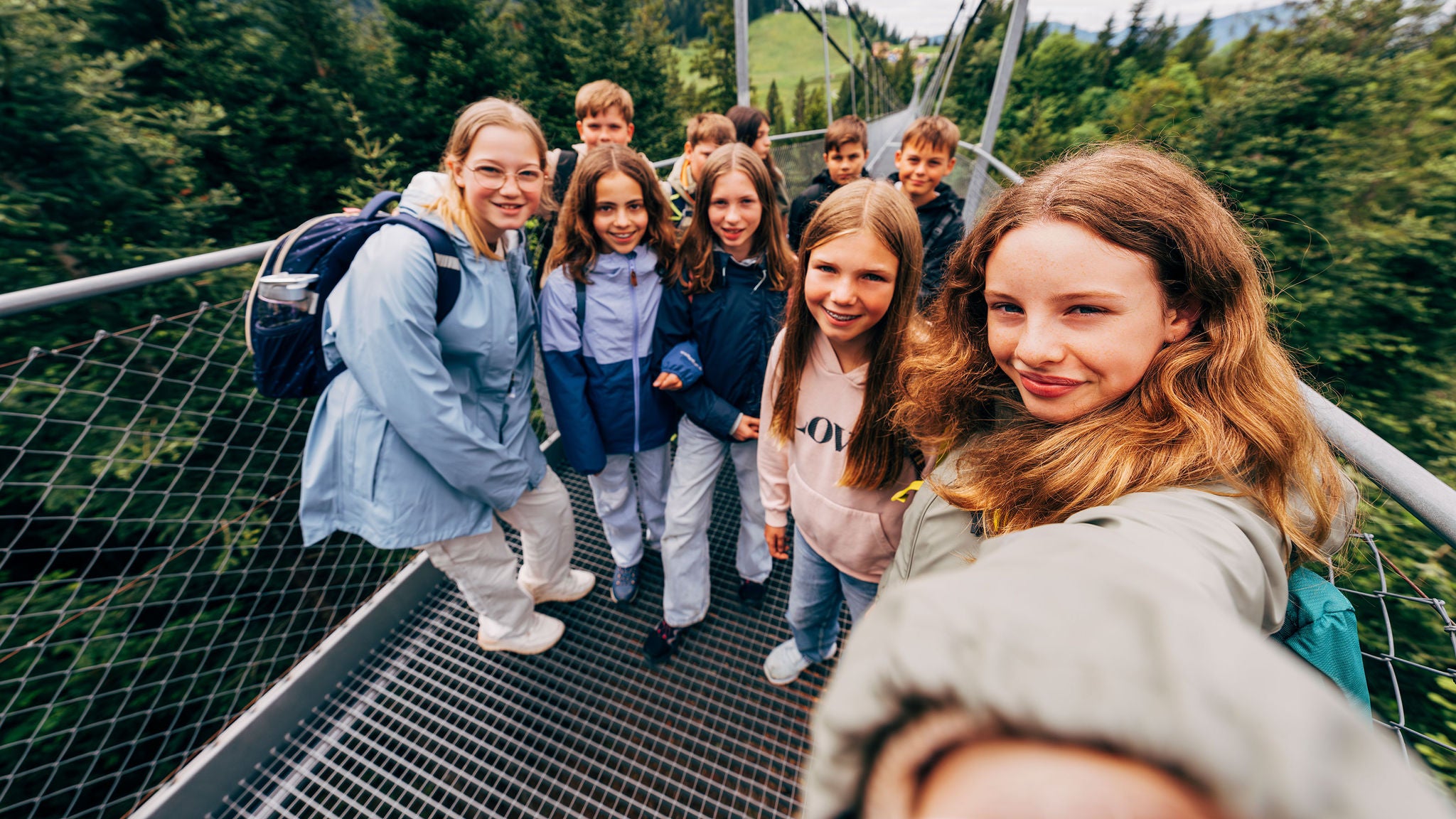 Eine Schulklasse macht einen Ausflug mit den öffentlichen Verkehrsmitteln.