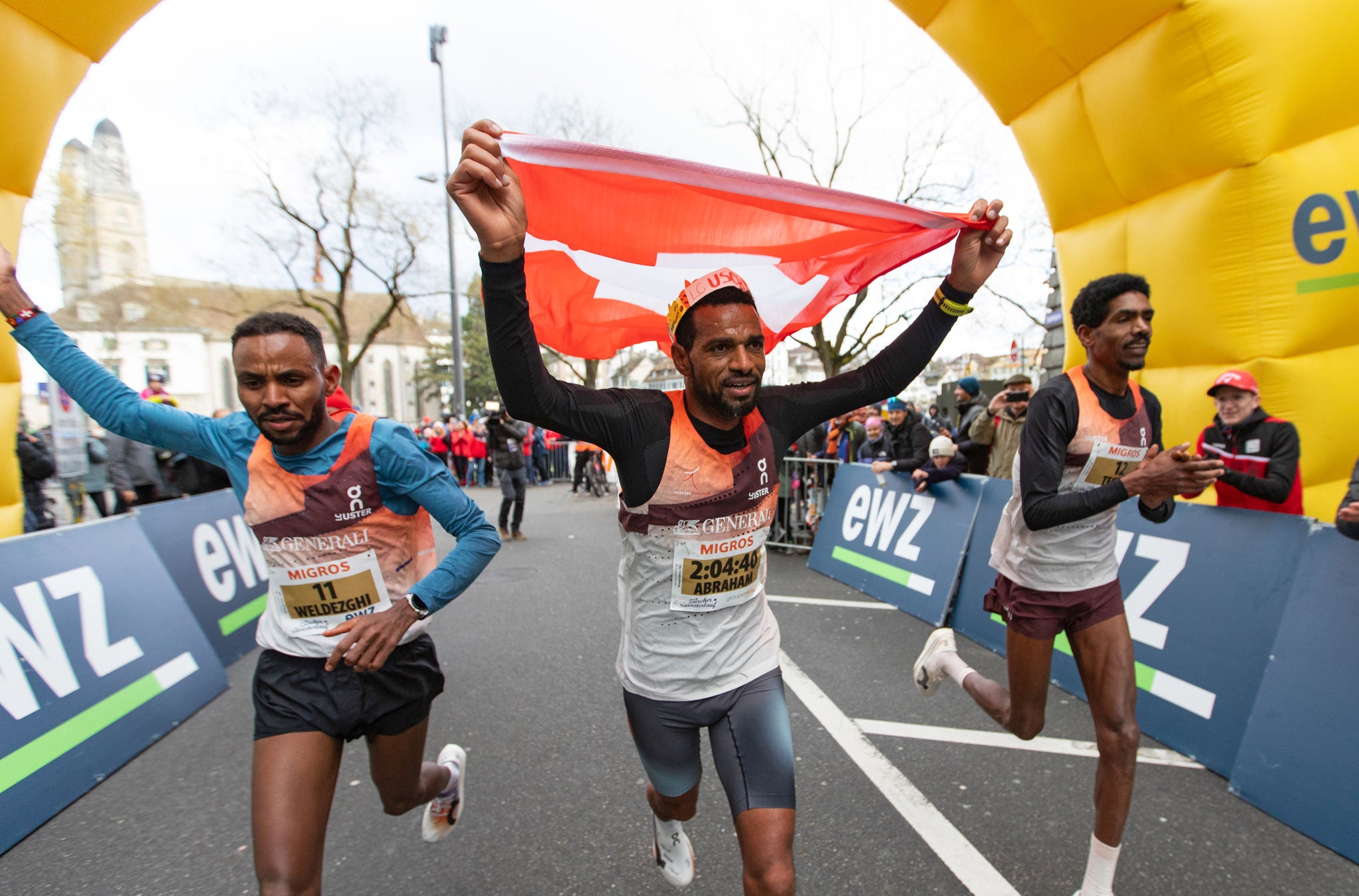 Profis im Zieldurchlauf am Zürcher Silvesterlauf