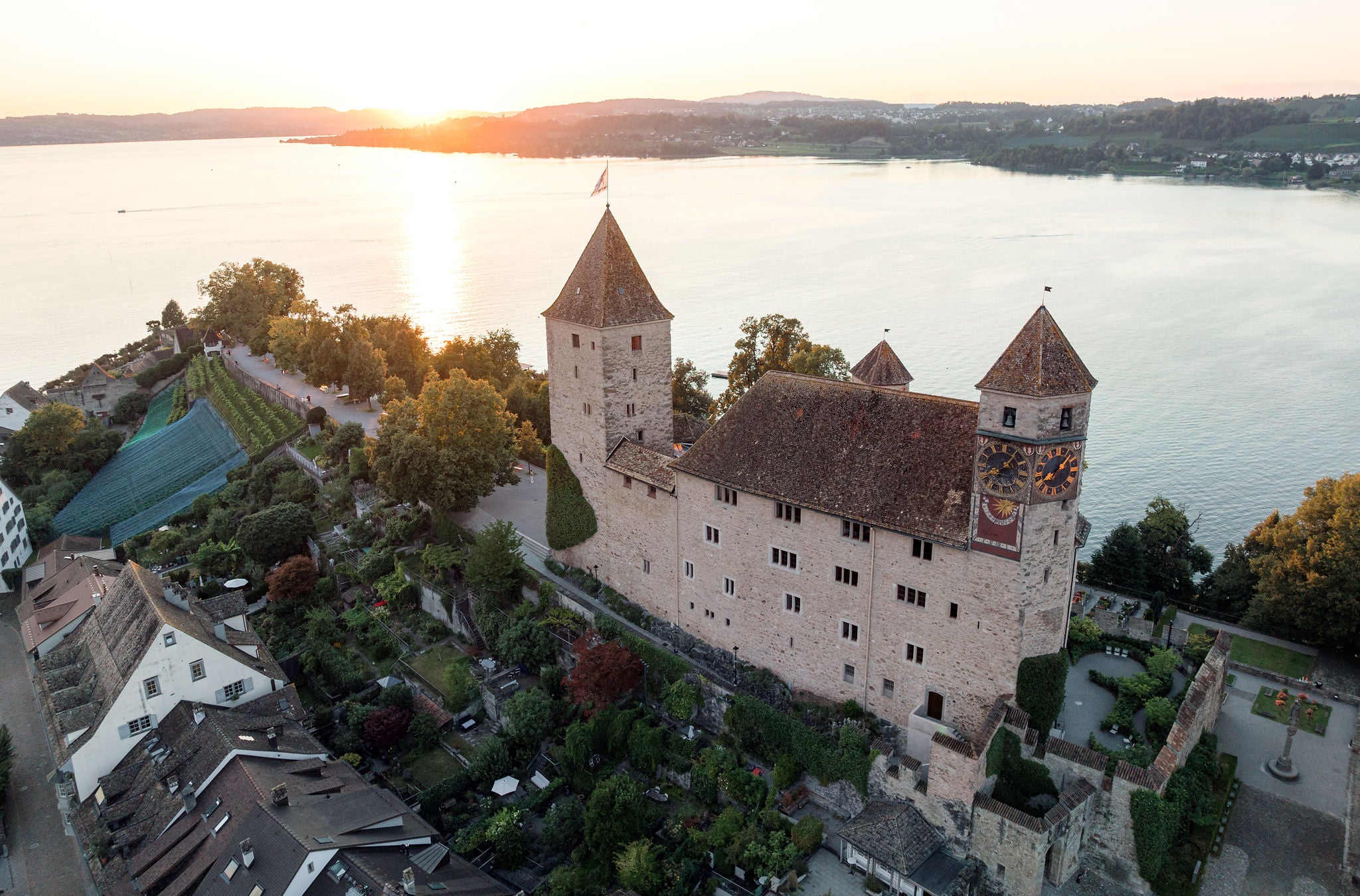 Schloss Rapperswil von oben mit Aussicht auf See