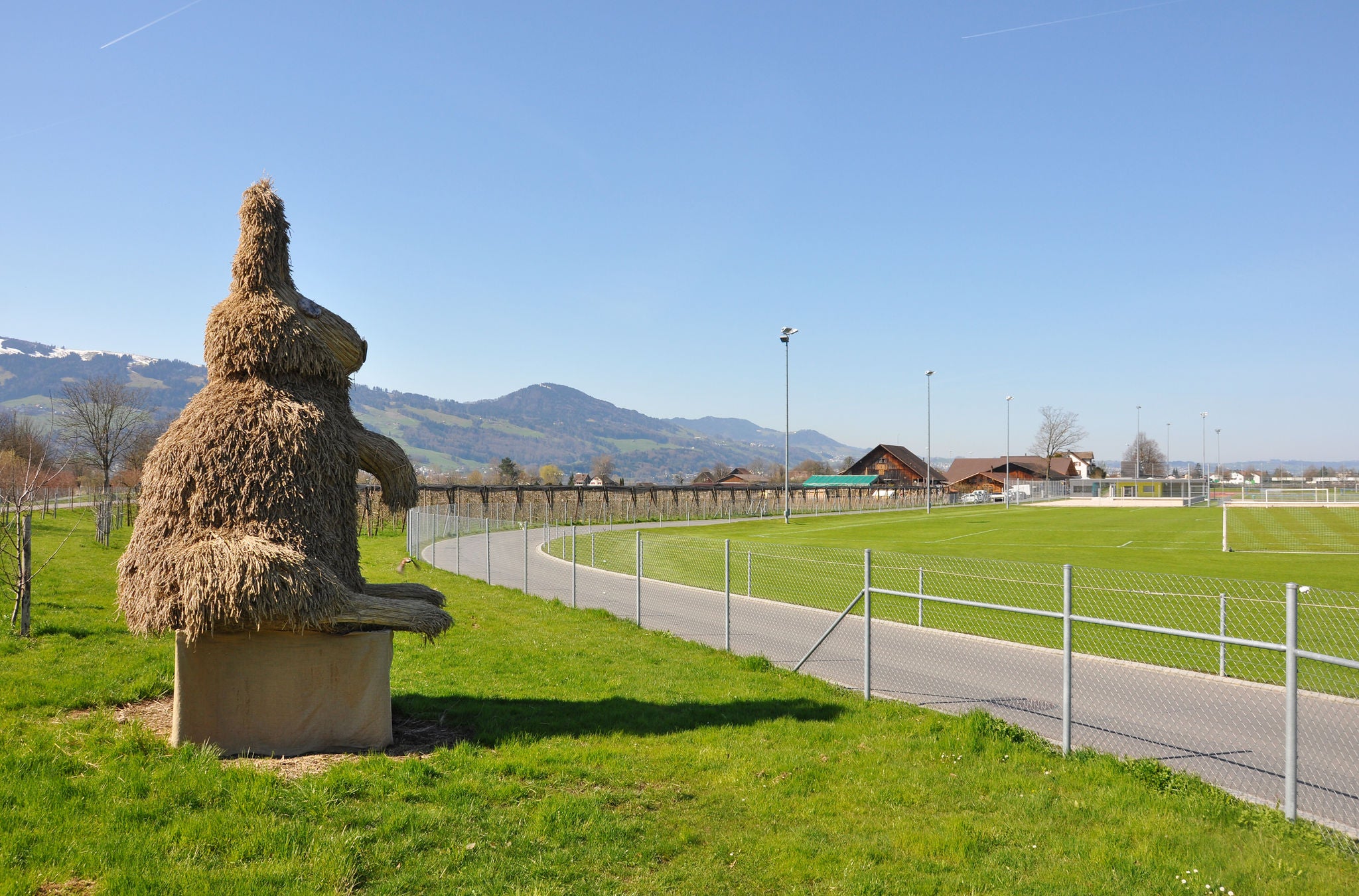 Hase aus Stroh auf der Wanderung Bubikon bis Rapperswil-Jona