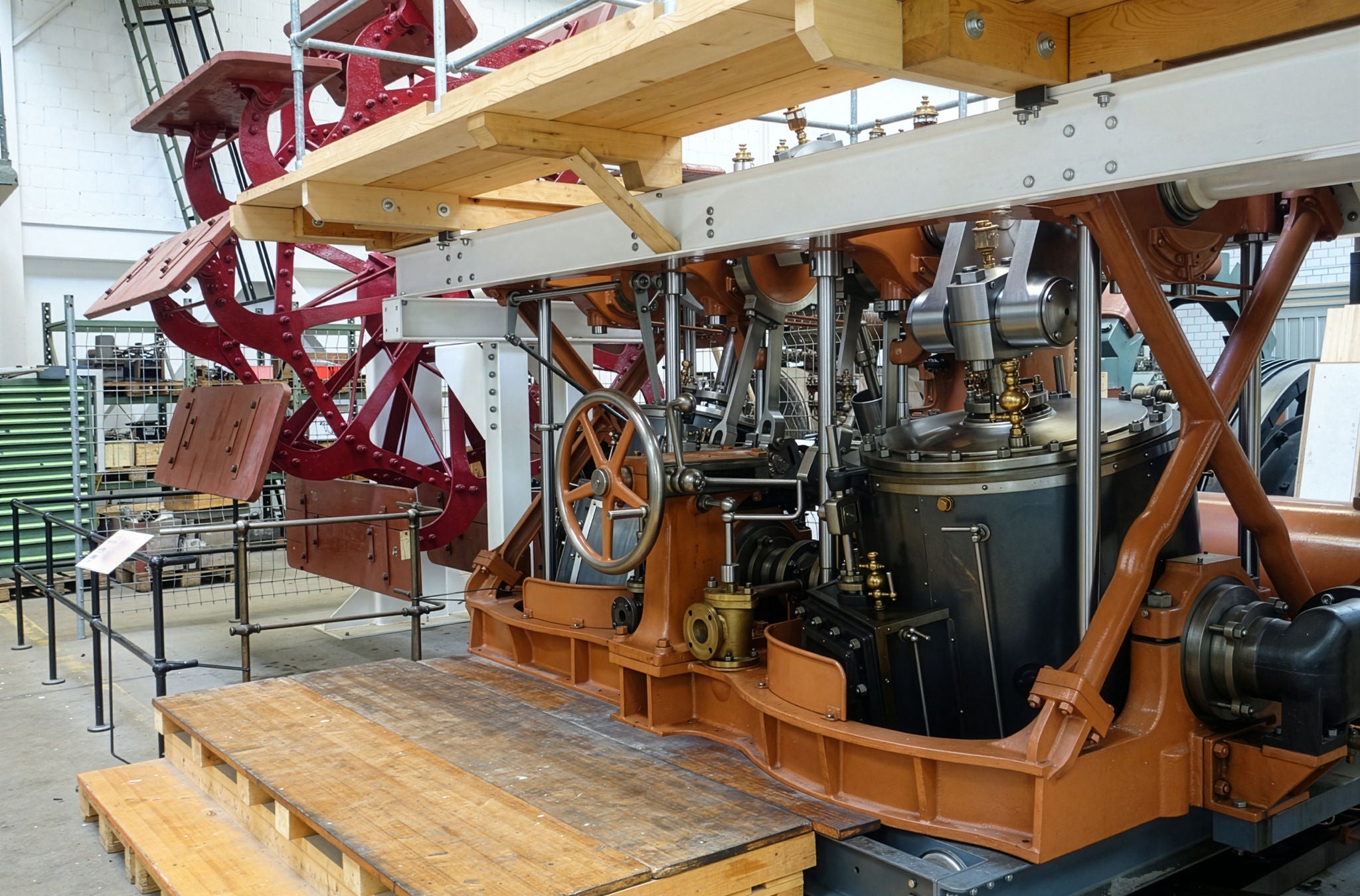 Eine grosse Maschine indoor.