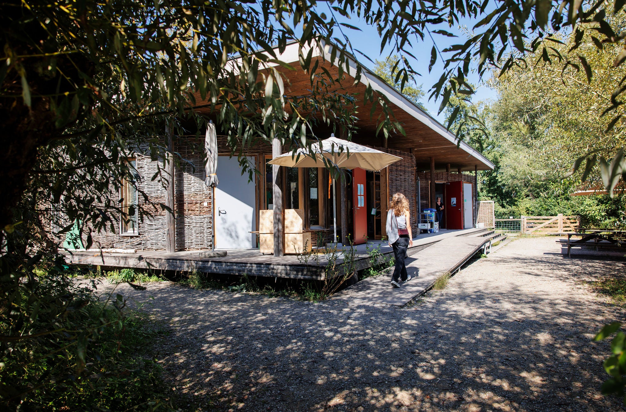 Die Naturstation Silberweide auf der Via Natura der Zürcher Wanderwege von aussen. 