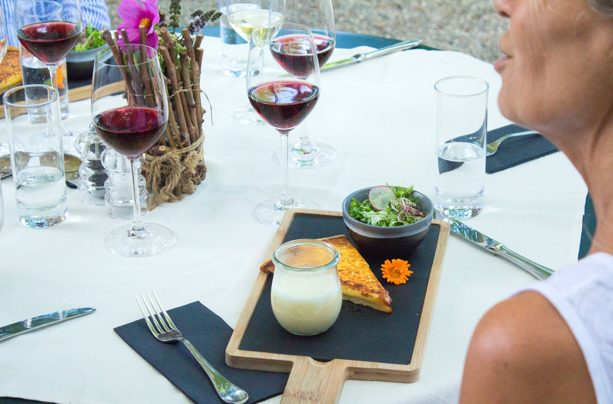 Käseweihe auf einem Restauranttisch auf einer Weinwanderung im Zürcher Weinland