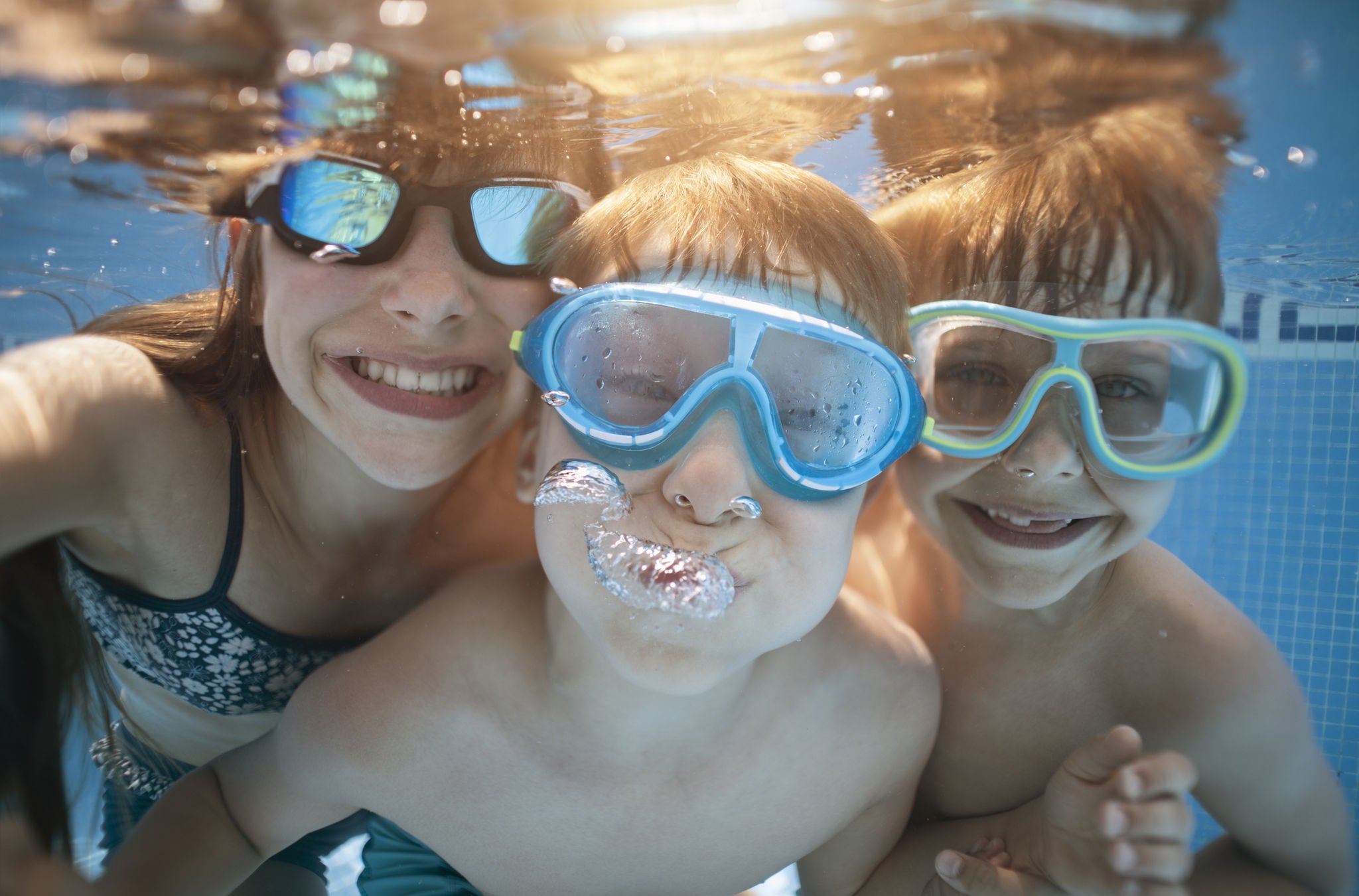 Kinder tauchen im Schwimmbad