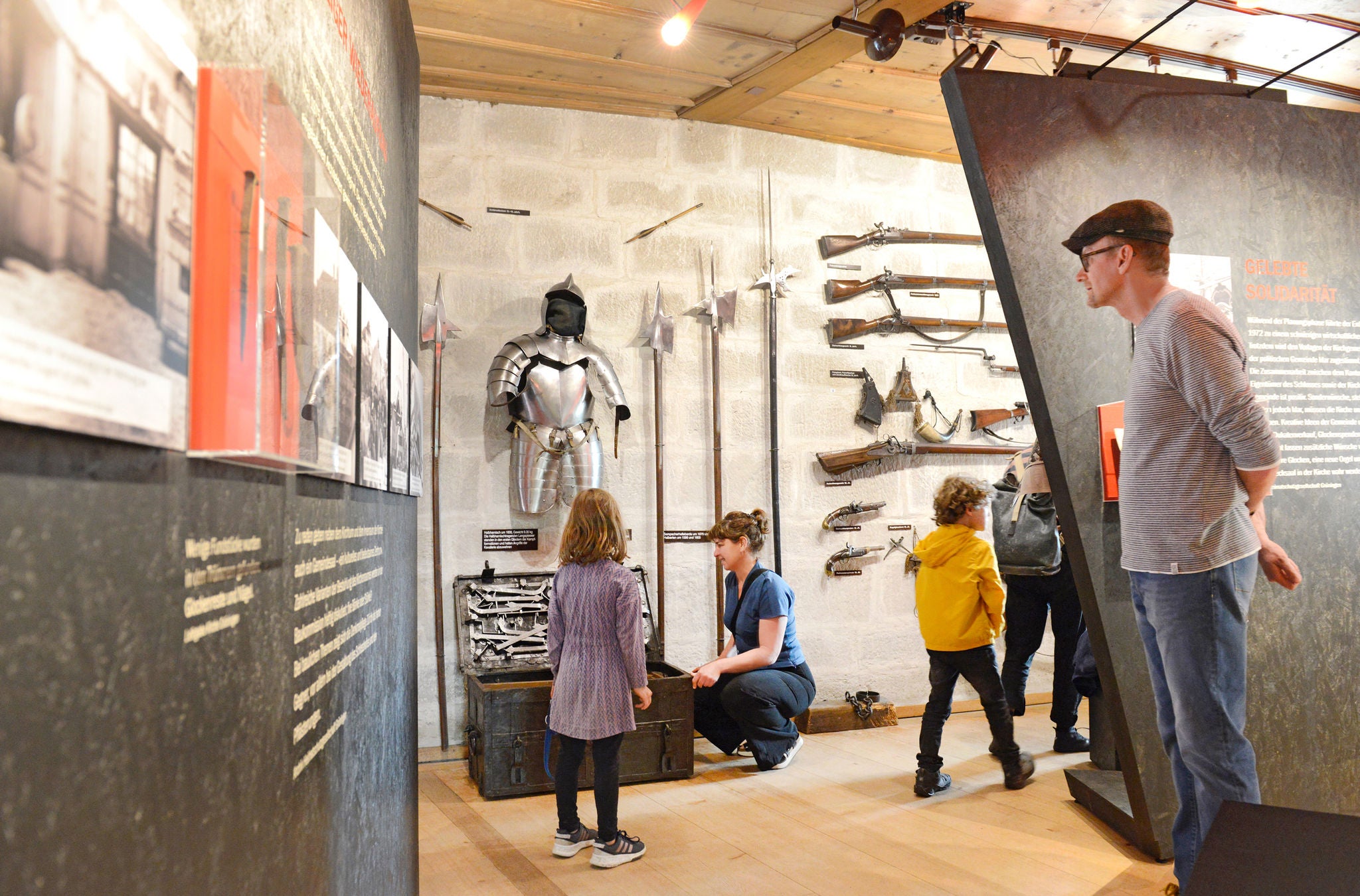 Personen schauen sich die Ausstellung im Schlossmuseum an. 