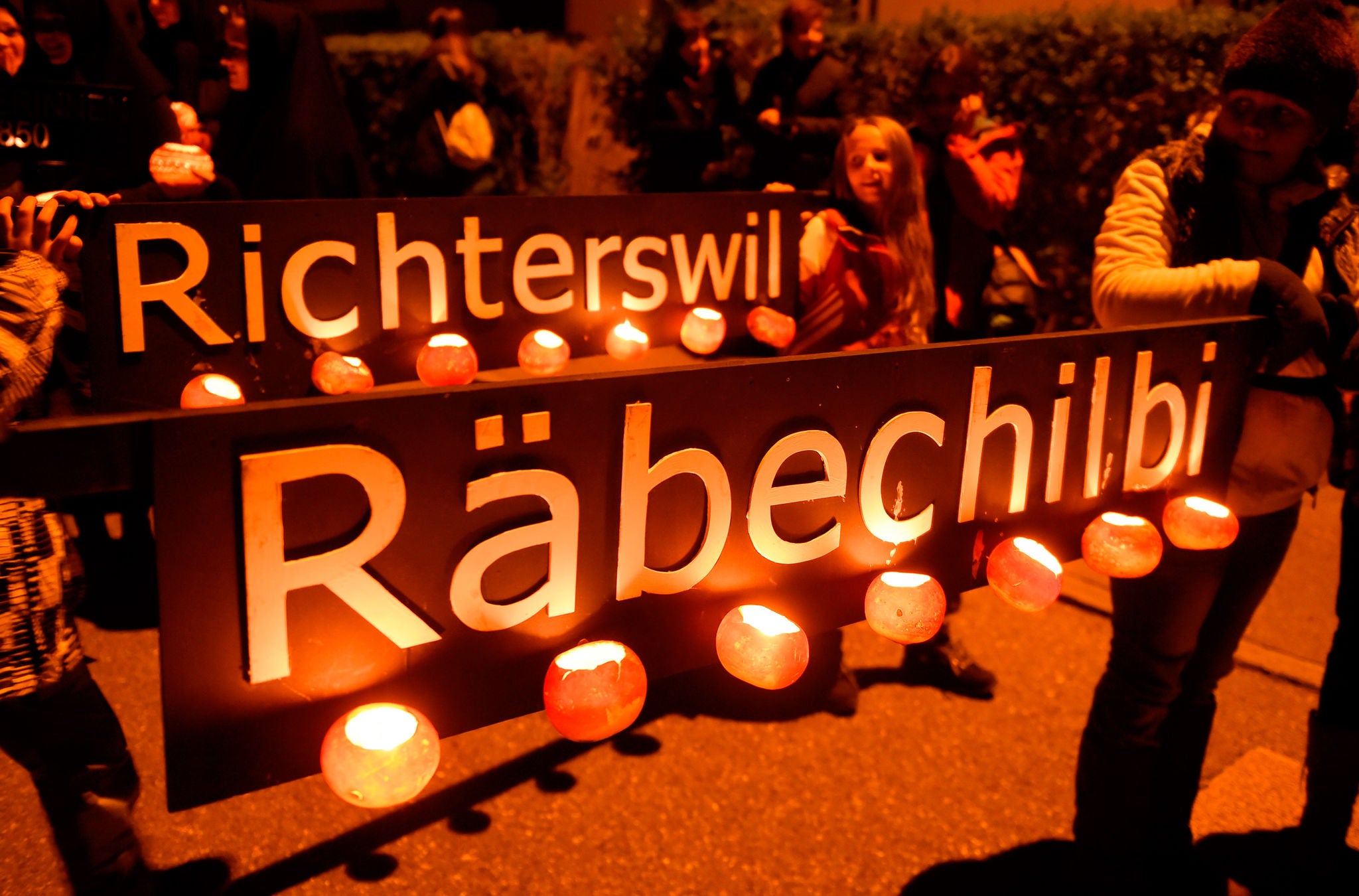 Grosse Texte mit Räben erleuchtet. 