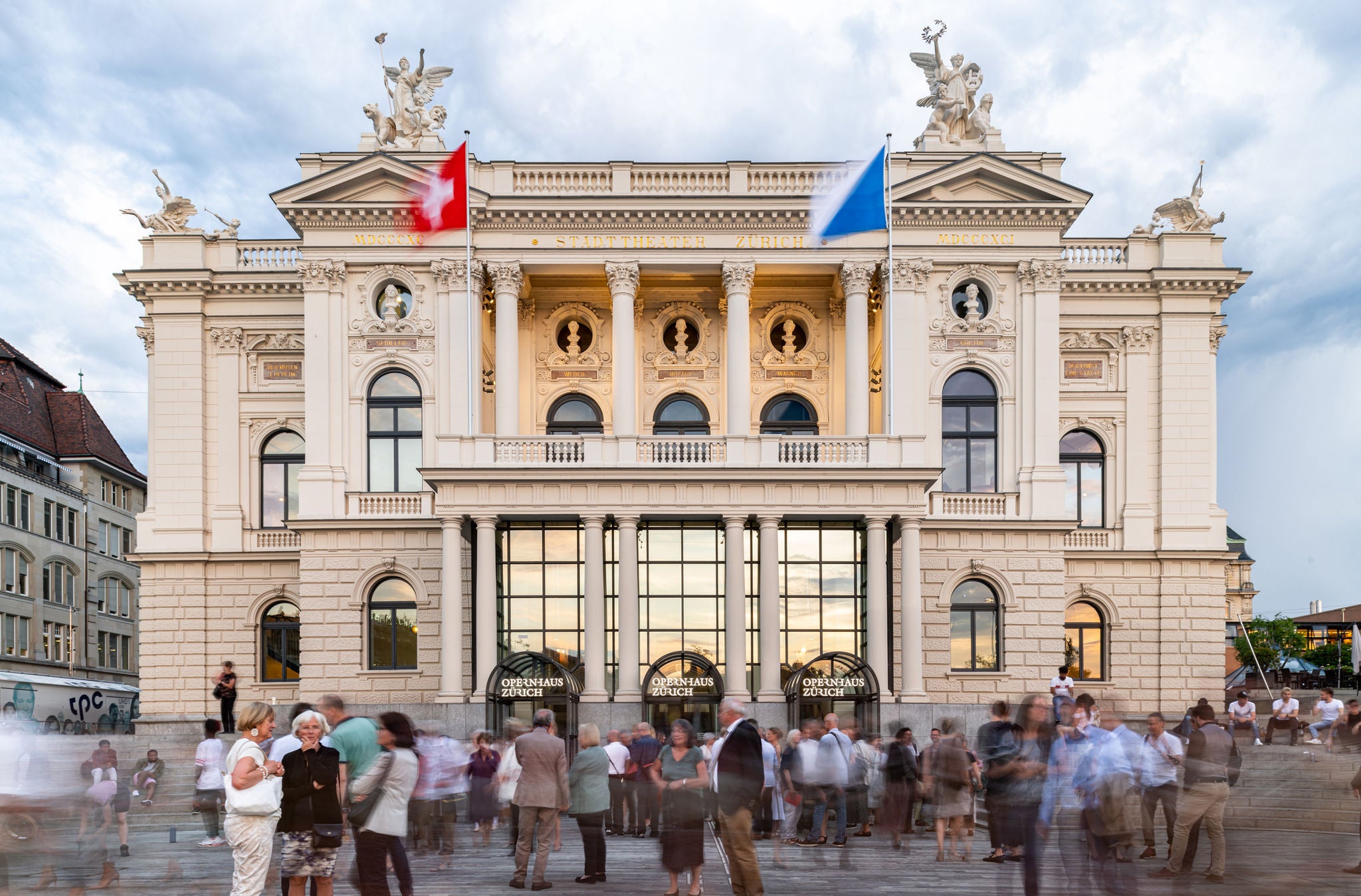 Opernhaus Zürich von aussen mit Publikum