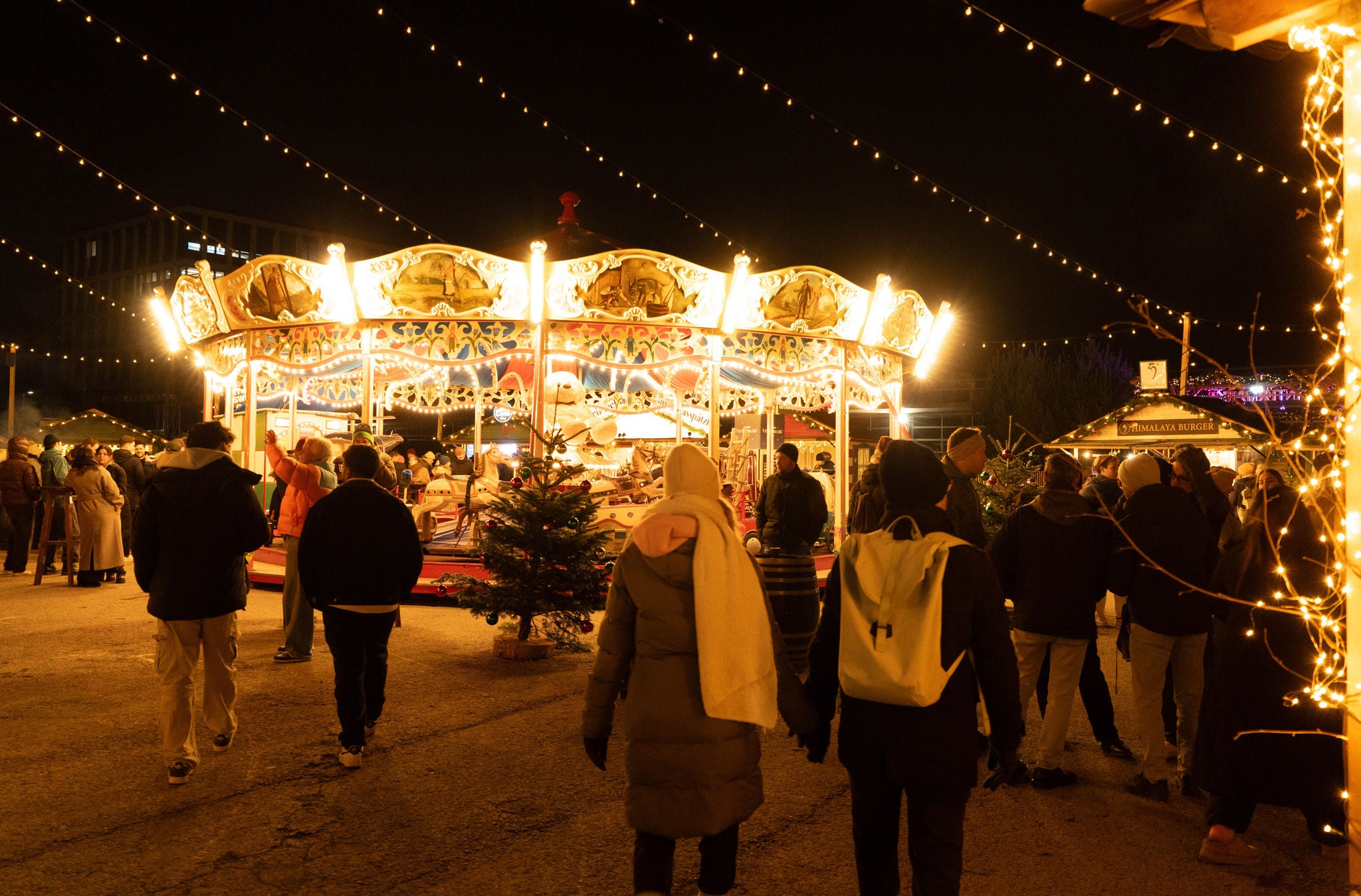 Ein Karussell am Winterthurer Wintermarkt mit vielen Besucherinnen und Besuchern. 