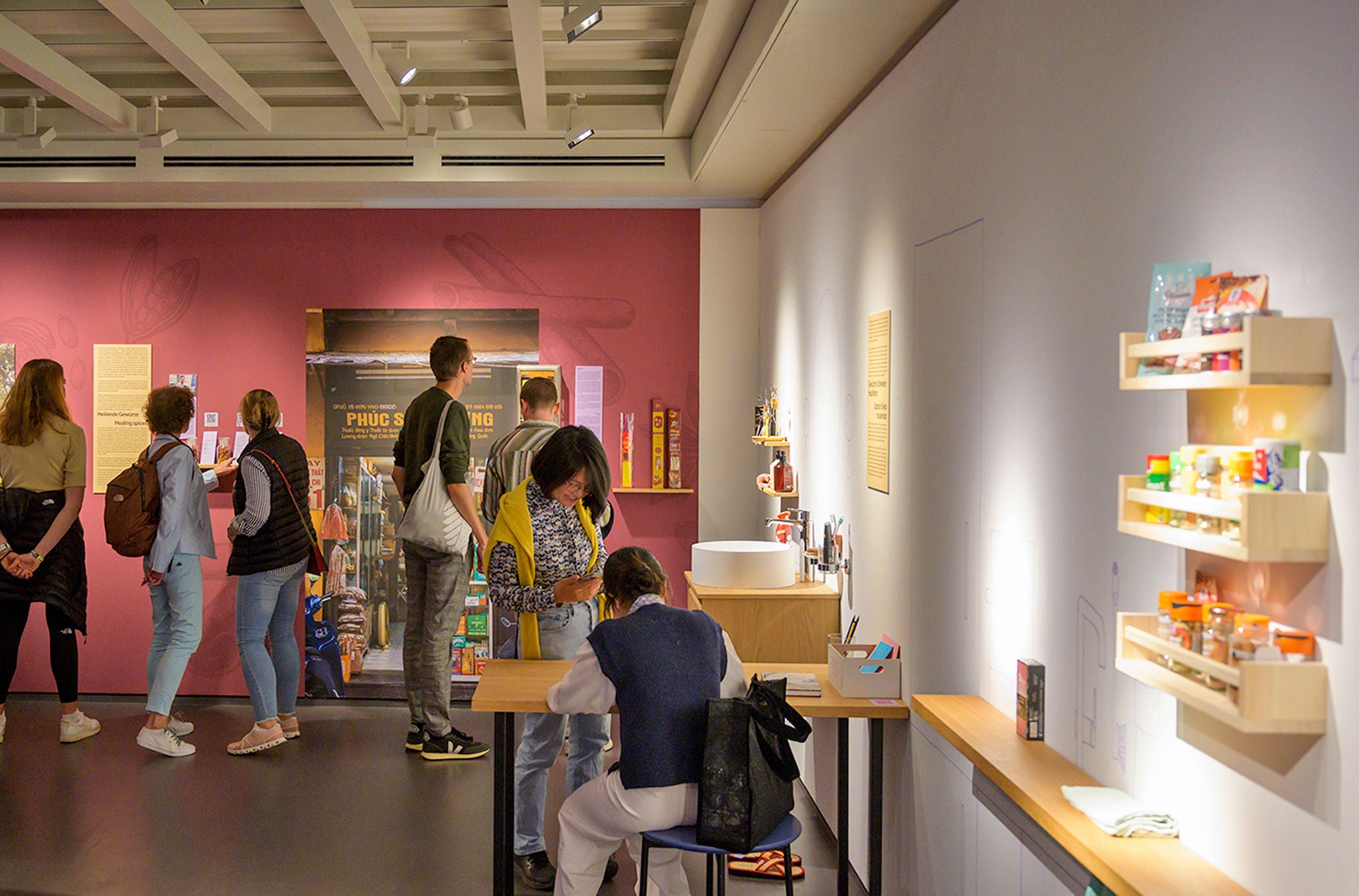 Mehrere Personen in er "Symphonie der Gewürze" Ausstellung im Völkerkundemuseum der Universität Zürich. 