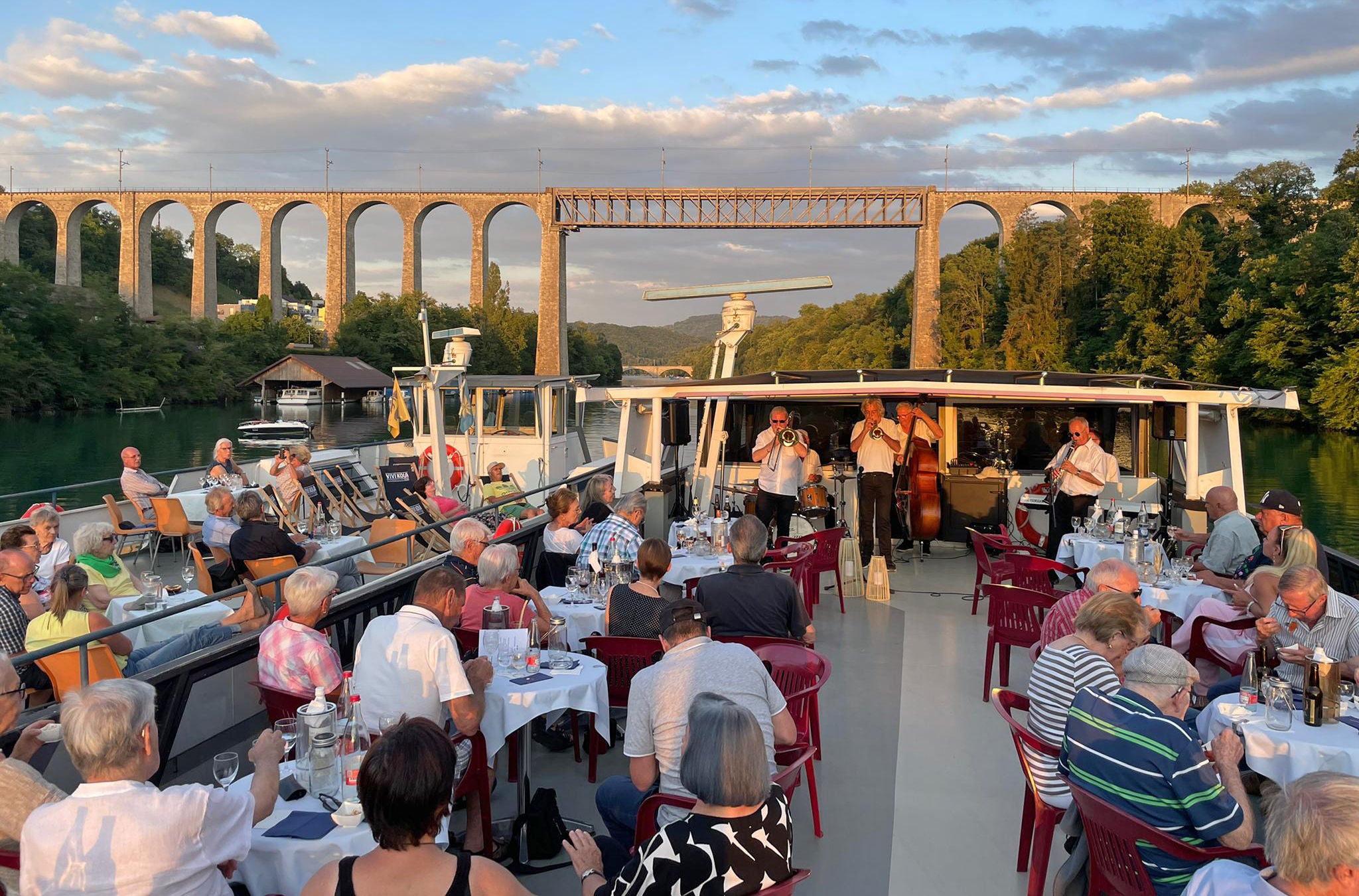 Eine Band spielt für Gäste auf einem Schiff der Schifffahrt-Züri-Rhy-Flotte. 