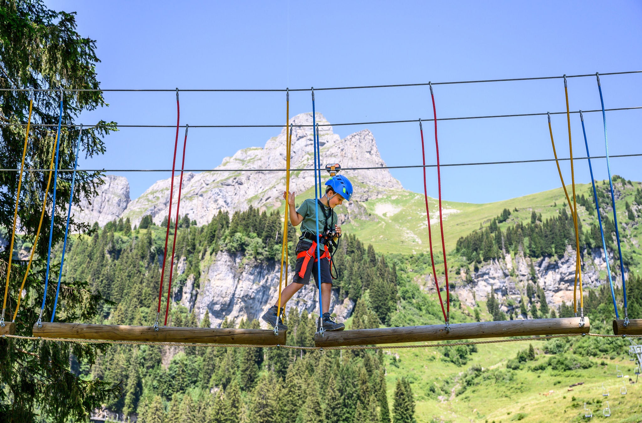 Kind geht über Parcour im Seilpark Braunwald. 