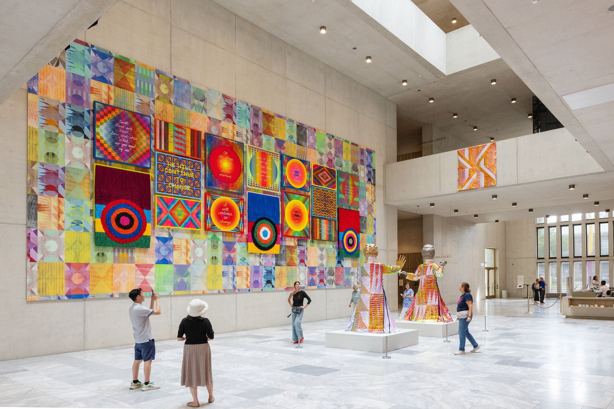 Jeffrey Gibson Kreation in der Halle im Kunsthaus Zürich