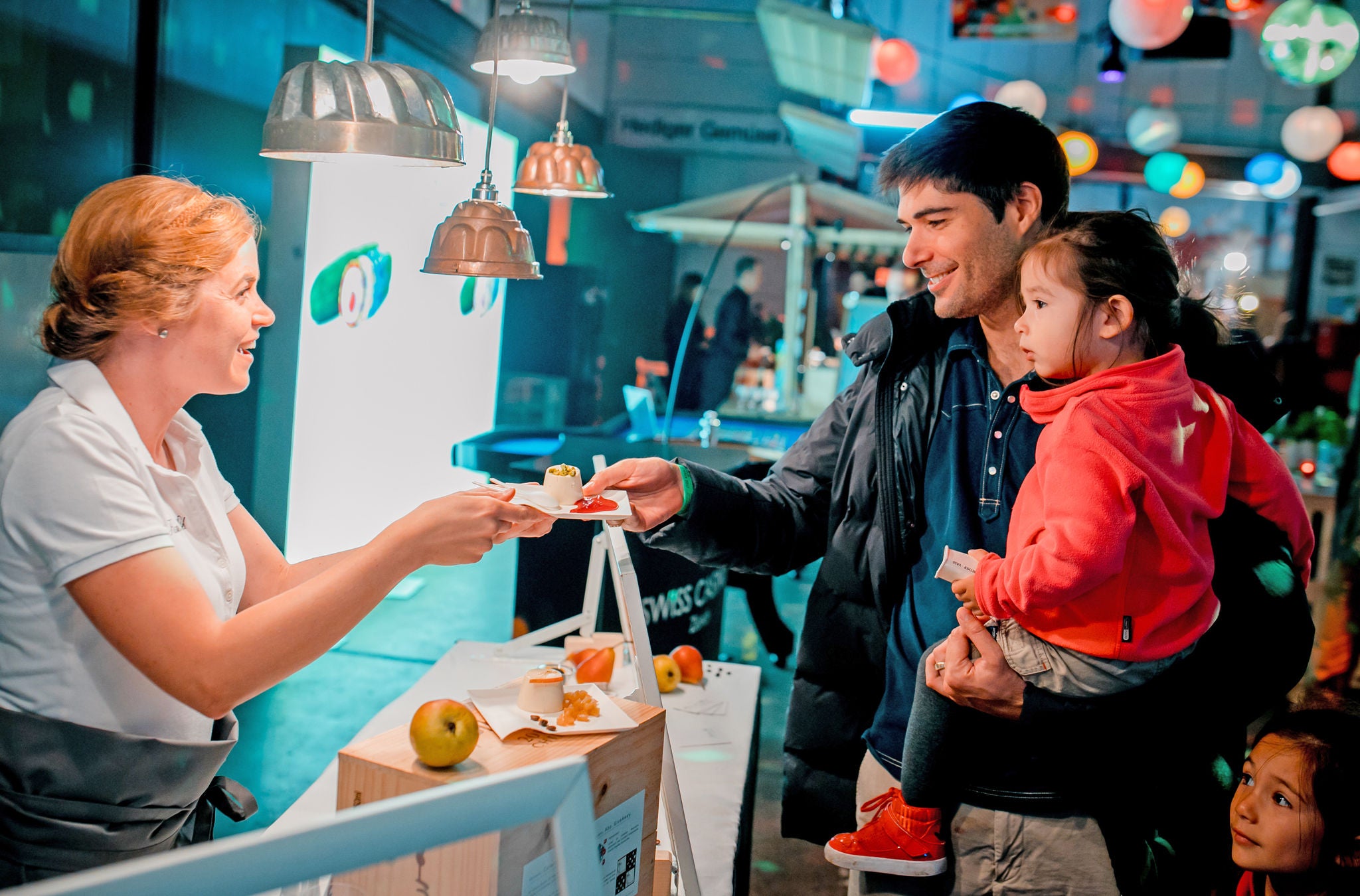 Vater und Tochter probieren Delikatessen an der Food Zurich