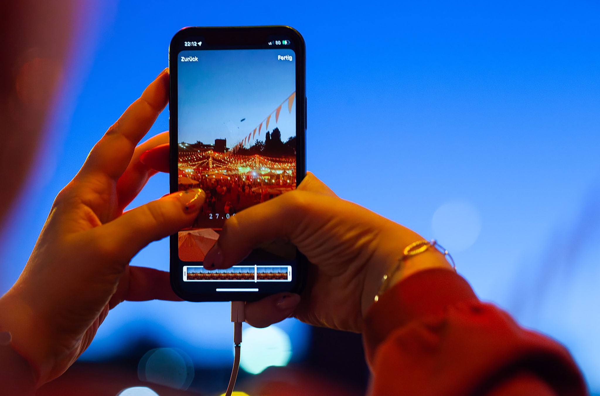 Handykamera mit Bild von Street Food Festival Gelände beleuchtet