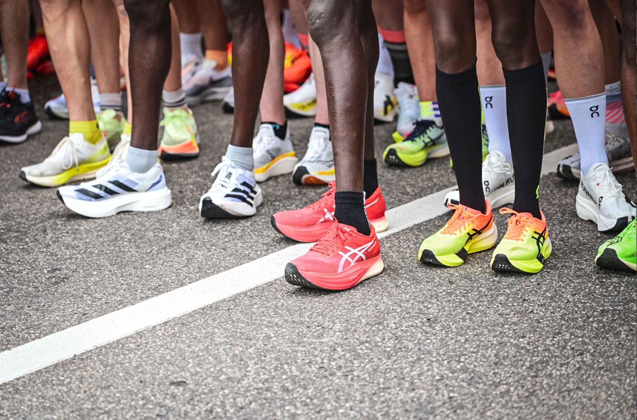 Schuhe beim Start des Marathon.