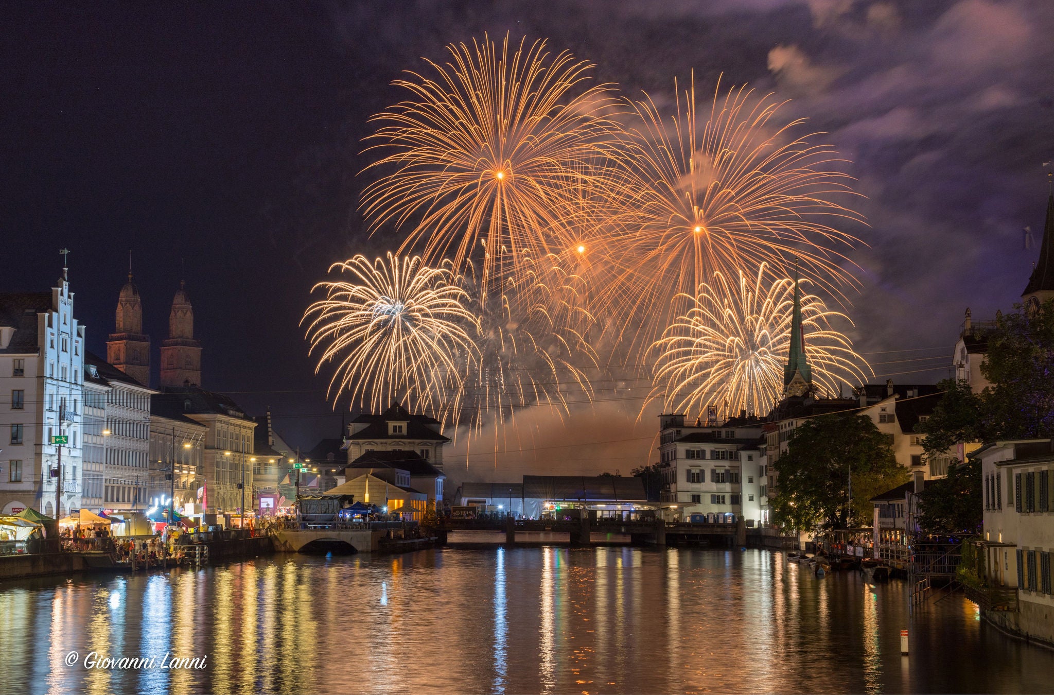 Feuerwerk von Sicht aus Altstadt Zürich. 