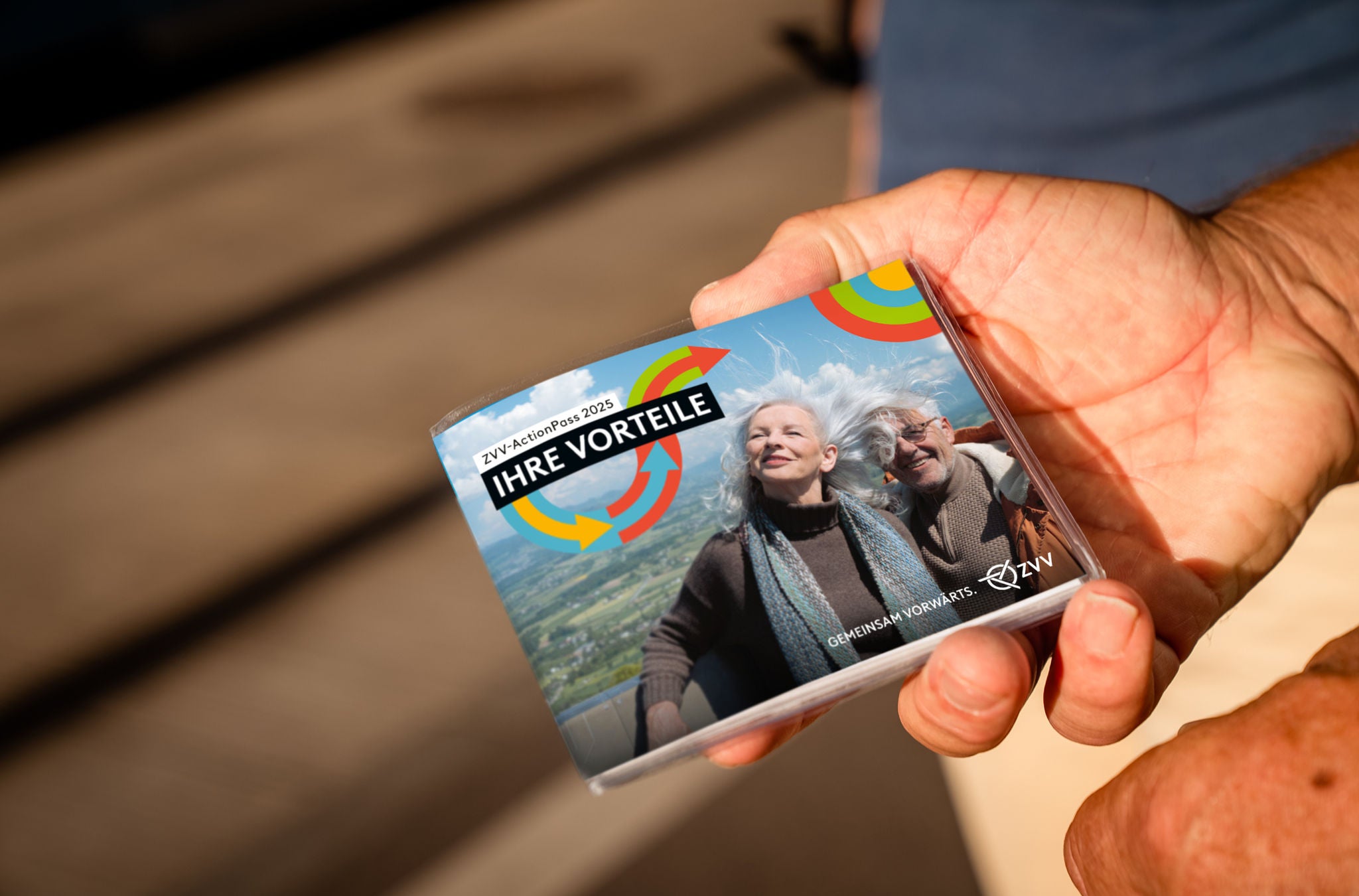 Ein Senior hält den ZVV-ActionPass in der Hand.