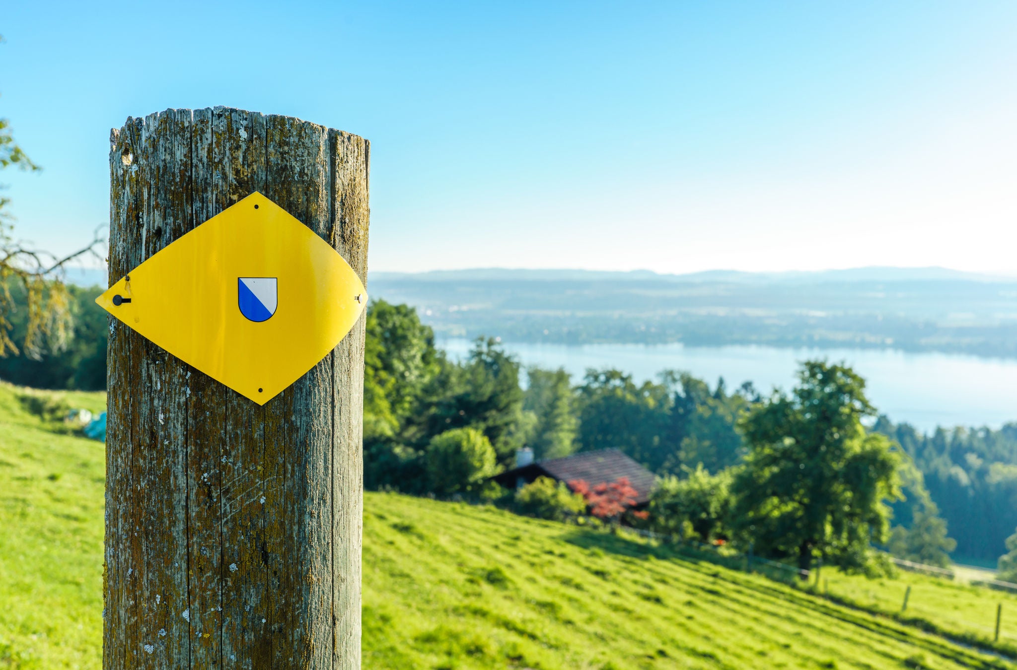 Wanderweg-Zeichen bei Maur